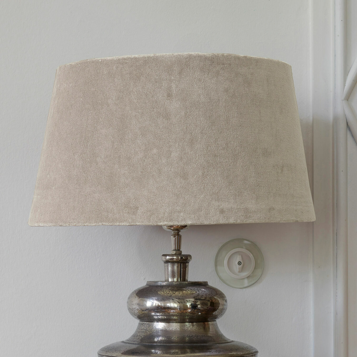 Paralume Boffas Lampada da tavolo con base in metallo e paralume in velluto beige per soggiorno