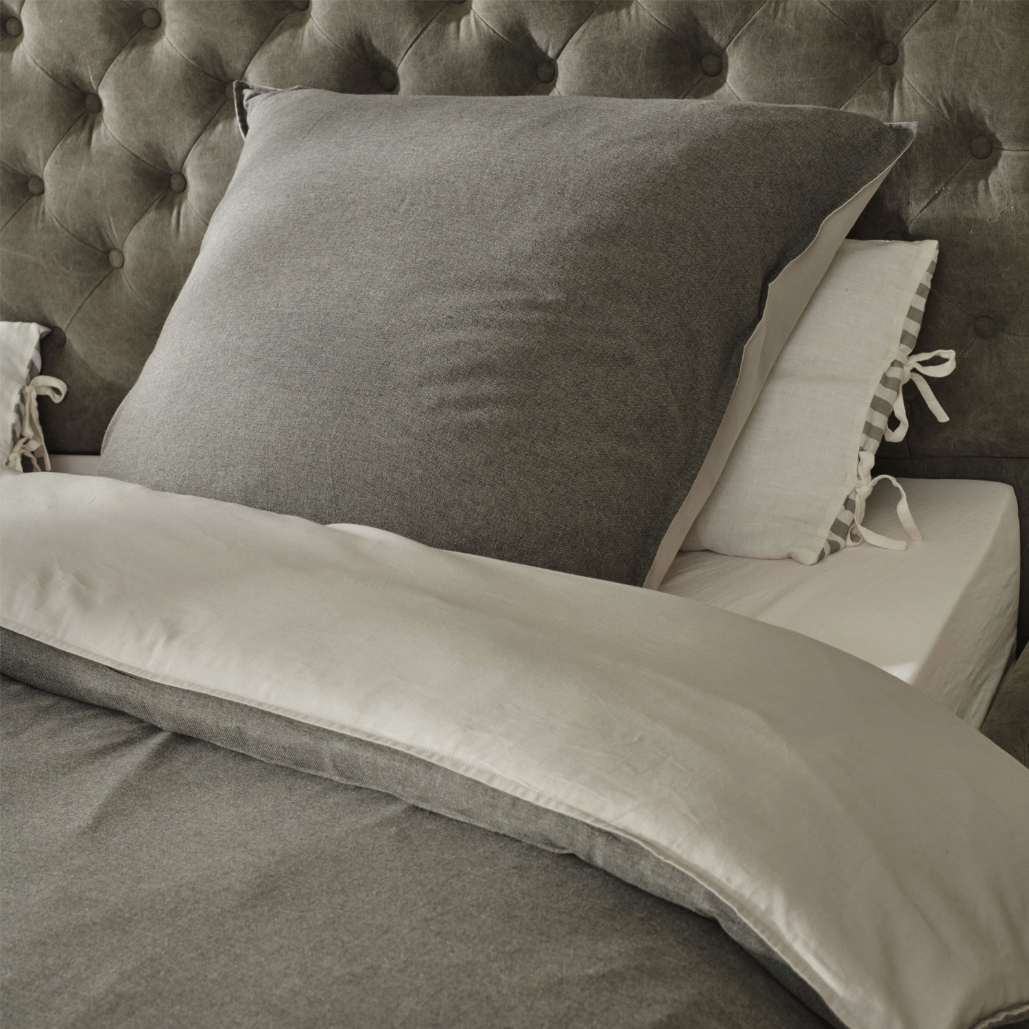 Biancheria da letto Mynatt Biancheria da letto grigia in tessuto morbido su letto con testiera capitonné, confortevole e elegante