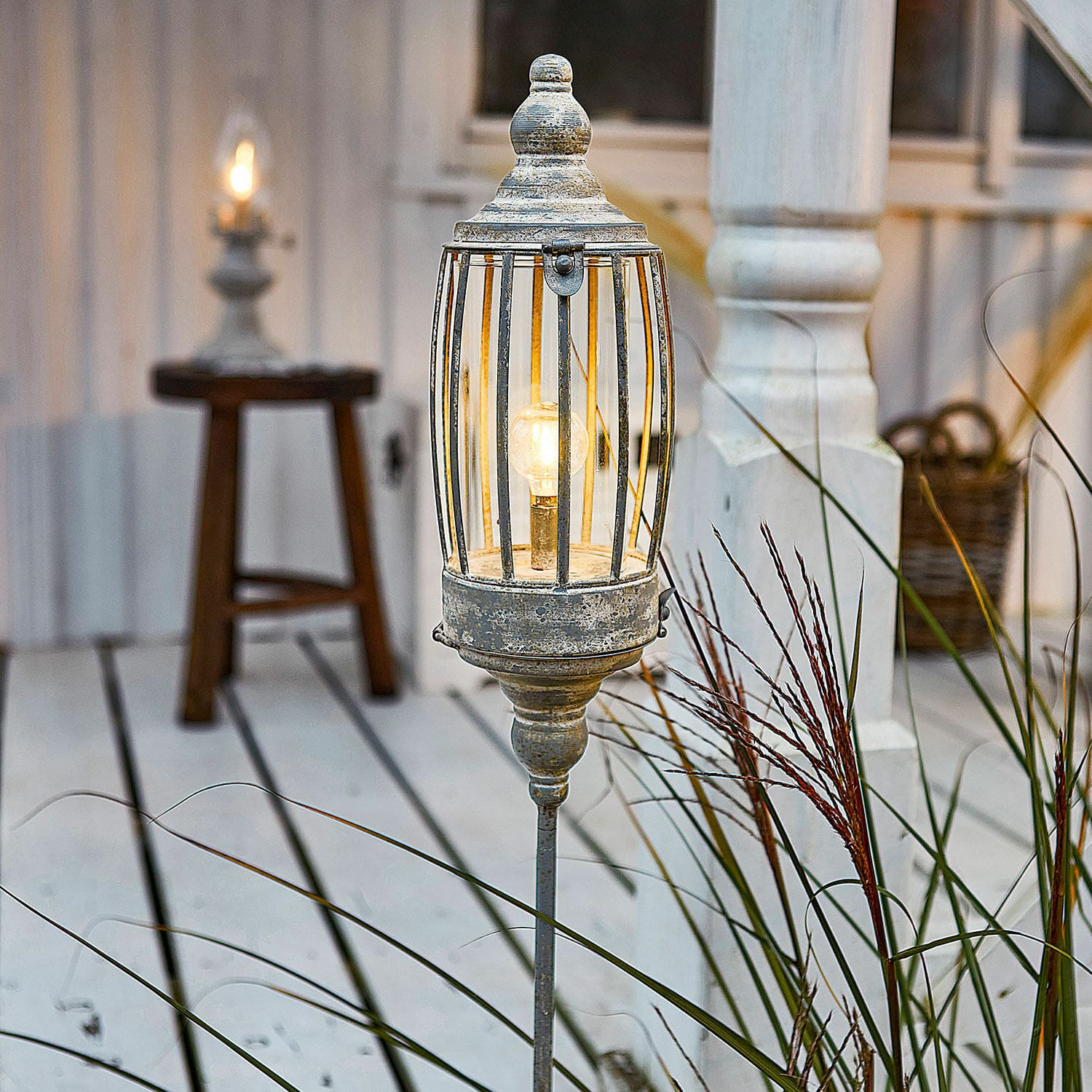 Lanterna a LED ricaricabile Lagia Luce da giardino in metallo argento invecchiato con picchetto, lampada decorativa esterna vintage