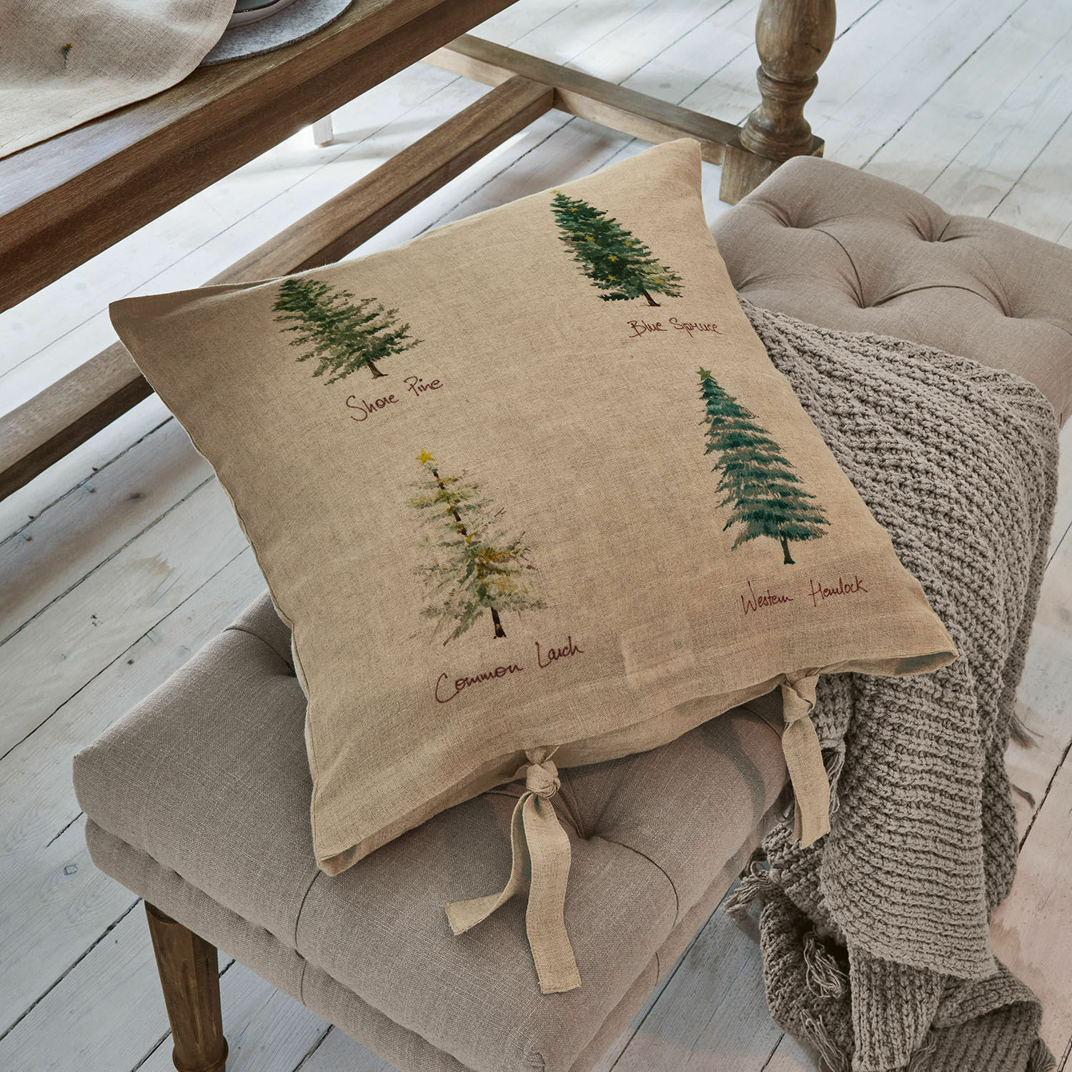 Copricuscino Jarrier Cuscino beige in lino con stampa di alberi e lacci annodati su seduta grigia