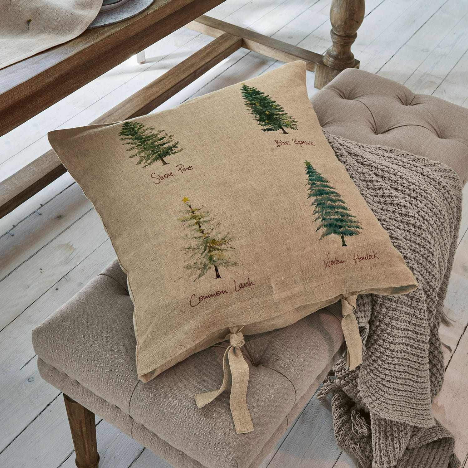 Copricuscino Jarrier Cuscino beige in lino con stampa di alberi e lacci annodati su seduta grigia