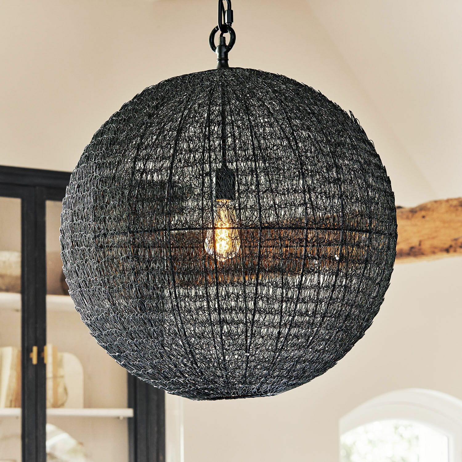Lampada a sospensione Castalune Lampada a sospensione sferica in metallo nero traforato, illuminazione moderna per interni