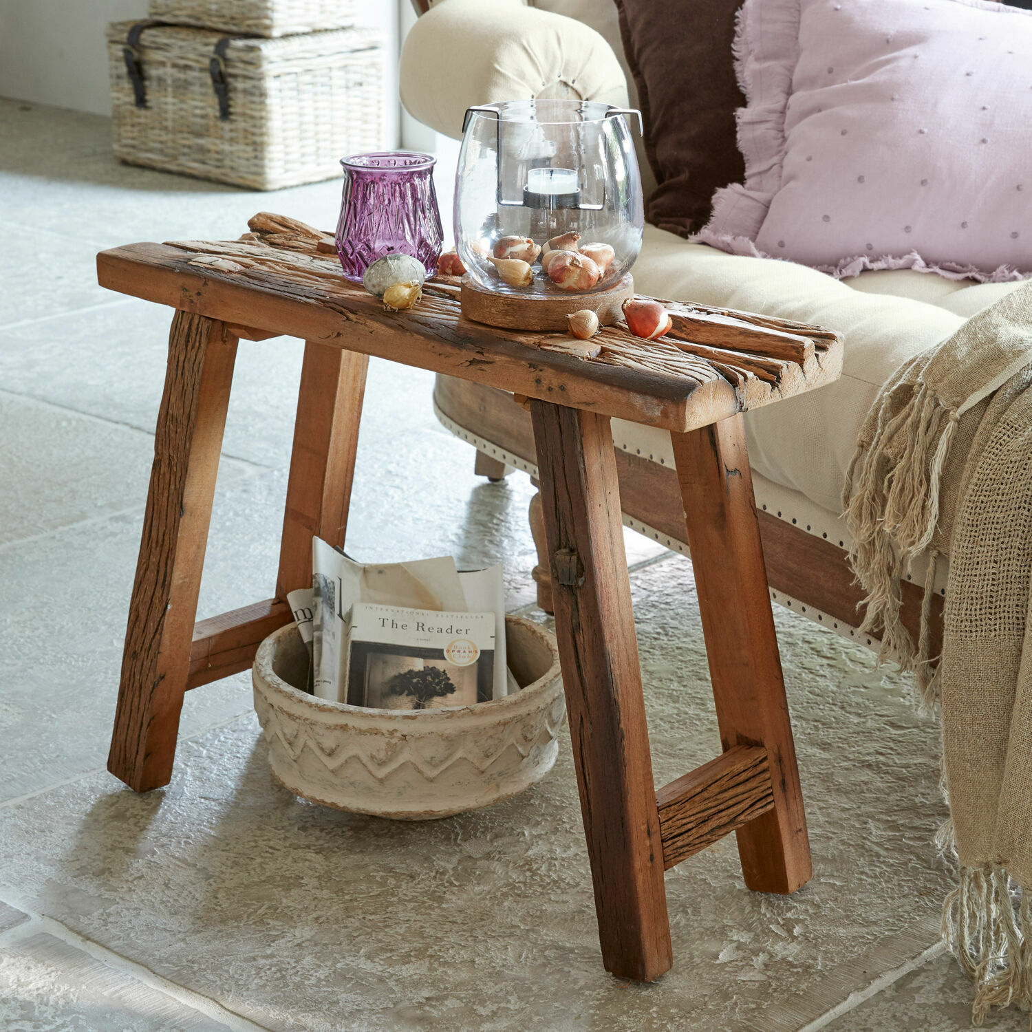 Tavolino di complemento Salinquas Tavolino rustico in legno con oggetti decorativi e vaso sul pavimento in soggiorno