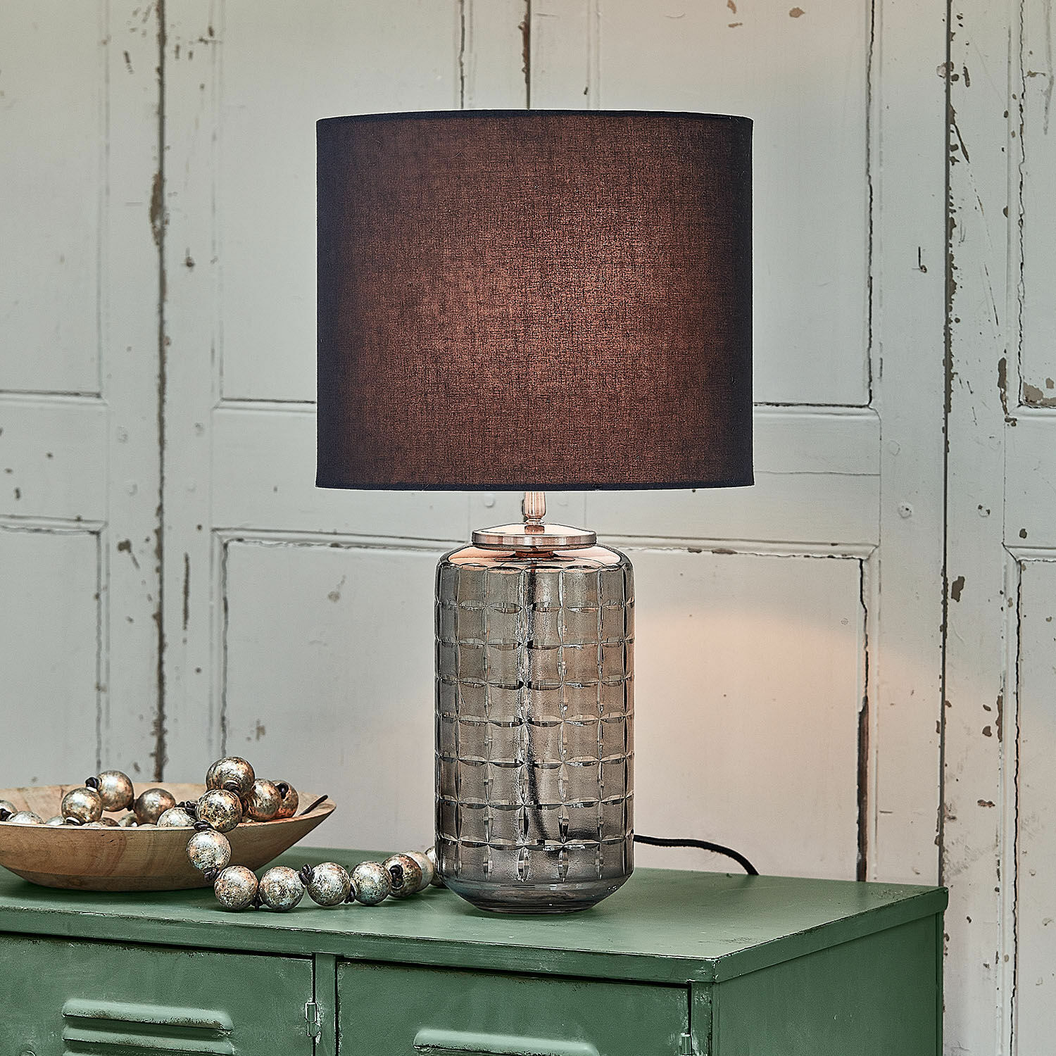 Lampada da tavolo Eldarion Lampada da tavolo in vetro con paralume scuro su mobile verde, illuminazione decorativa per interni