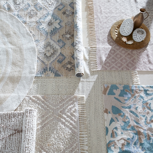 Set di tappeti decorativi in tonalità pastello con motivi geometrici e floreali, materiali morbidi