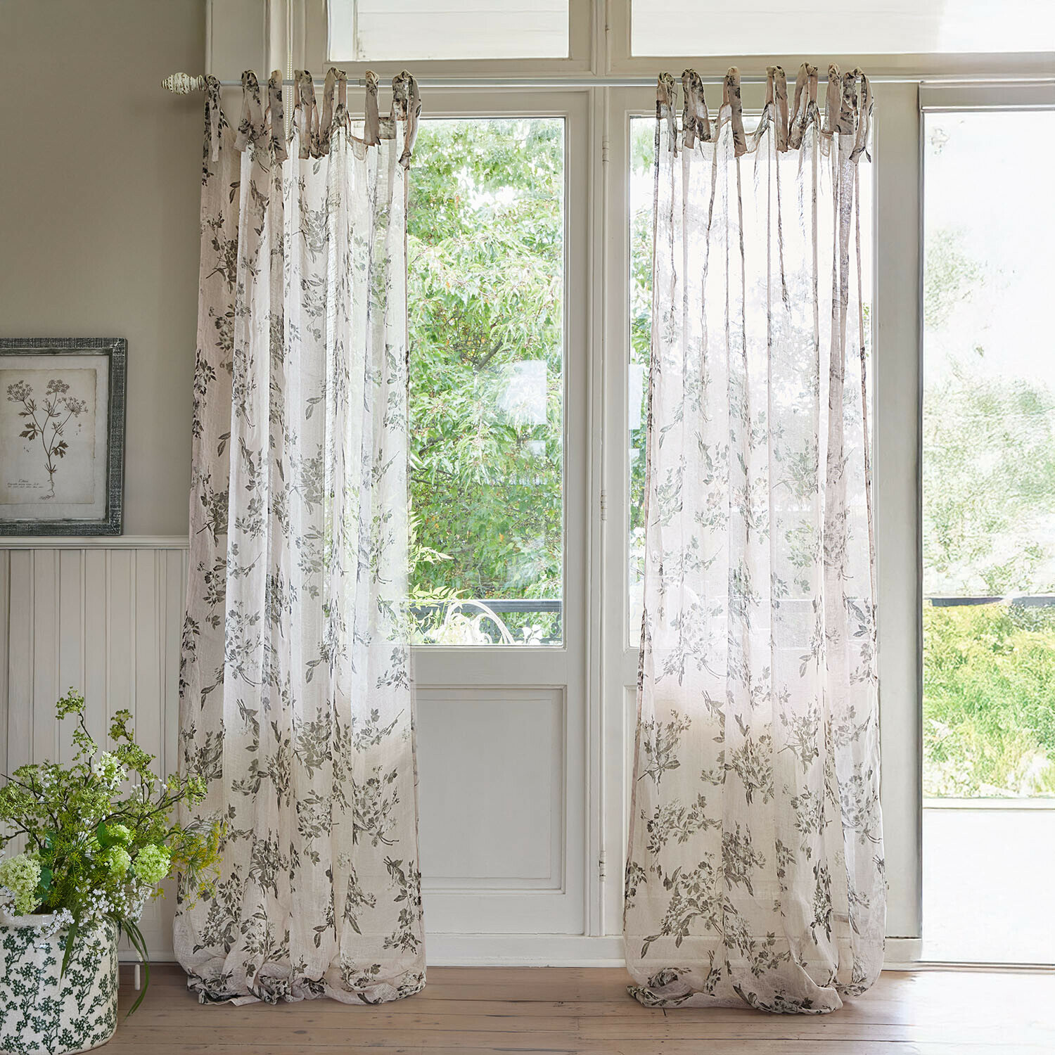 Tenda Chantrelle Tende trasparenti beige con delicato motivo floreale per un ambiente luminoso e naturale