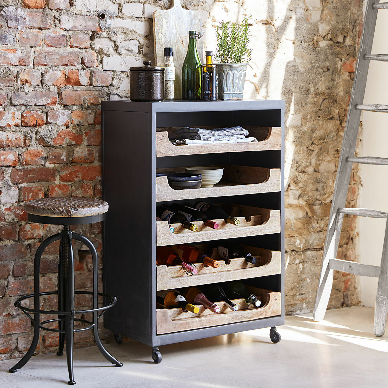 Scaffale portabottiglie Jacksonville Mobile nero in metallo con ruote e cassetti in legno per vino e accessori da cucina