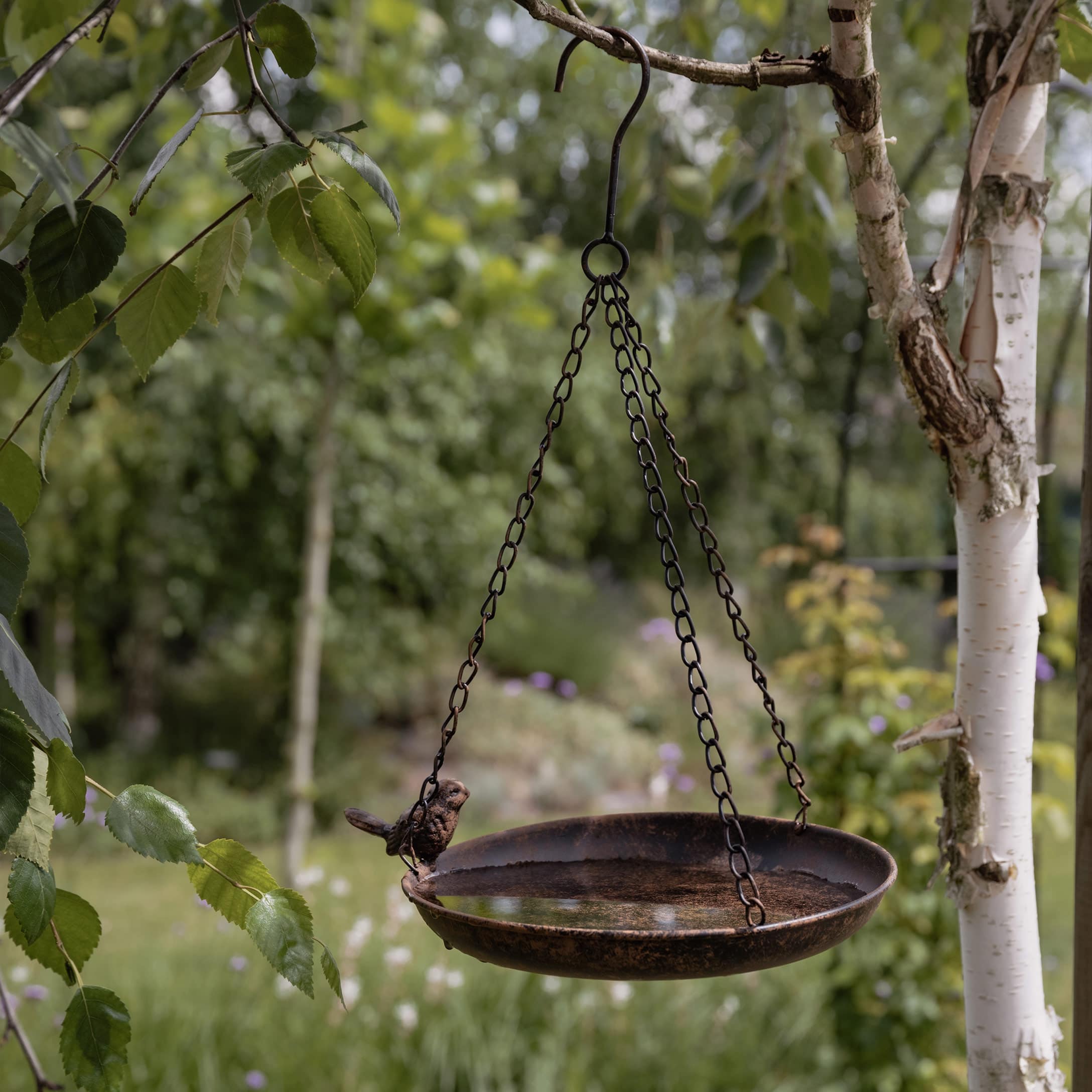 Ciotola sospesa in metallo con uccellino decorativo, accessorio da giardino e abbeveratoio