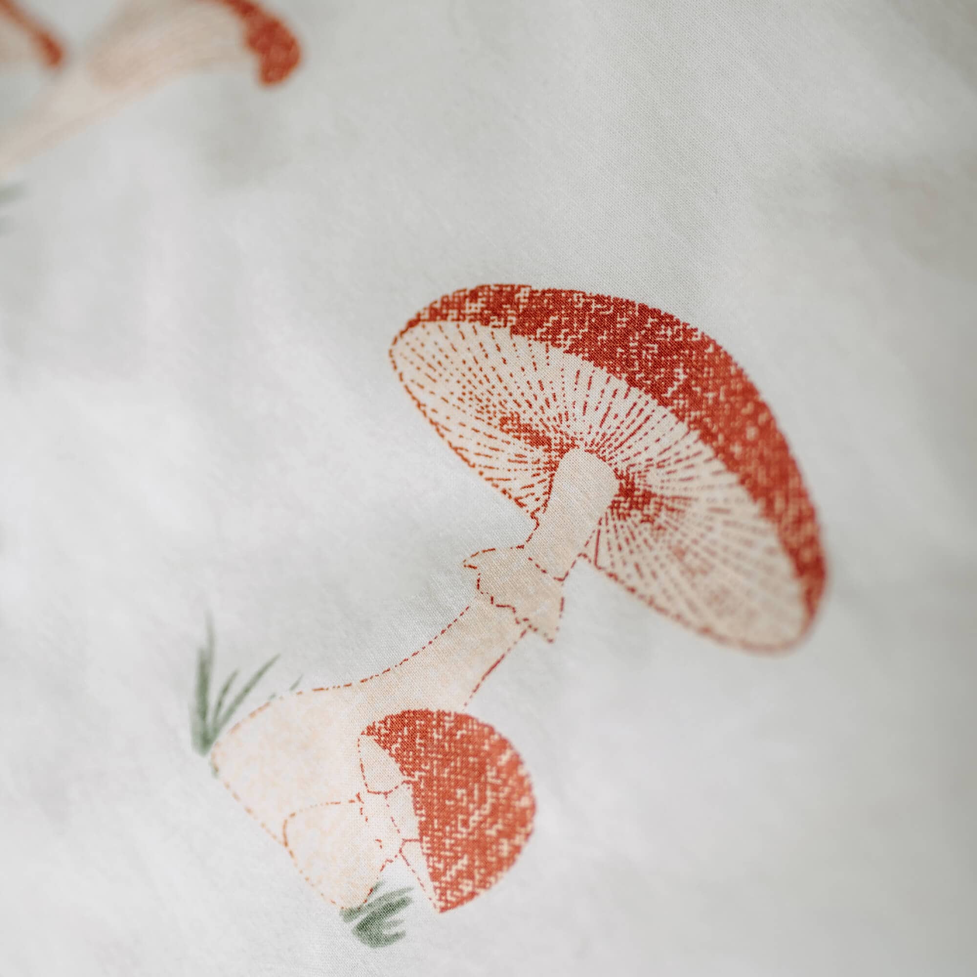 Tessuto bianco con stampa di funghi rossi, tessuto decorativo delicato per la casa