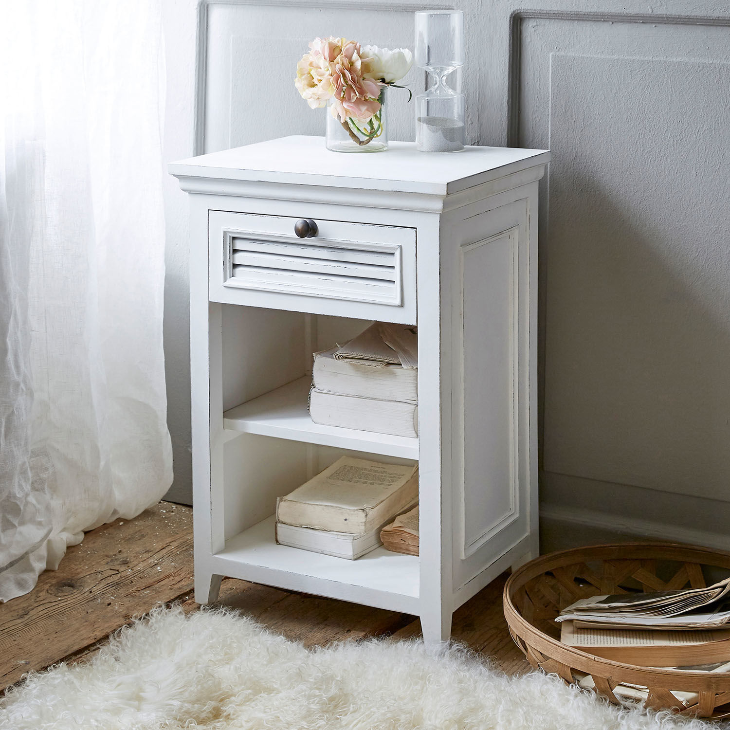 Comodino Williston Comodino bianco in legno con cassetto e ripiani, decorato con fiori e clessidra