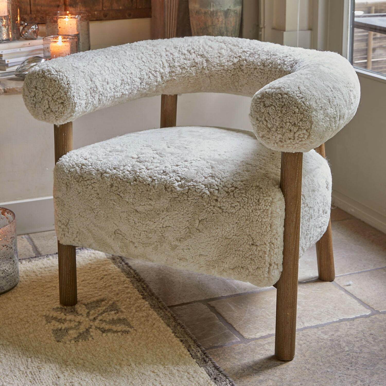 Sedia Cedarbrook Poltrona beige chiaro con rivestimento morbido e gambe in legno per soggiorno