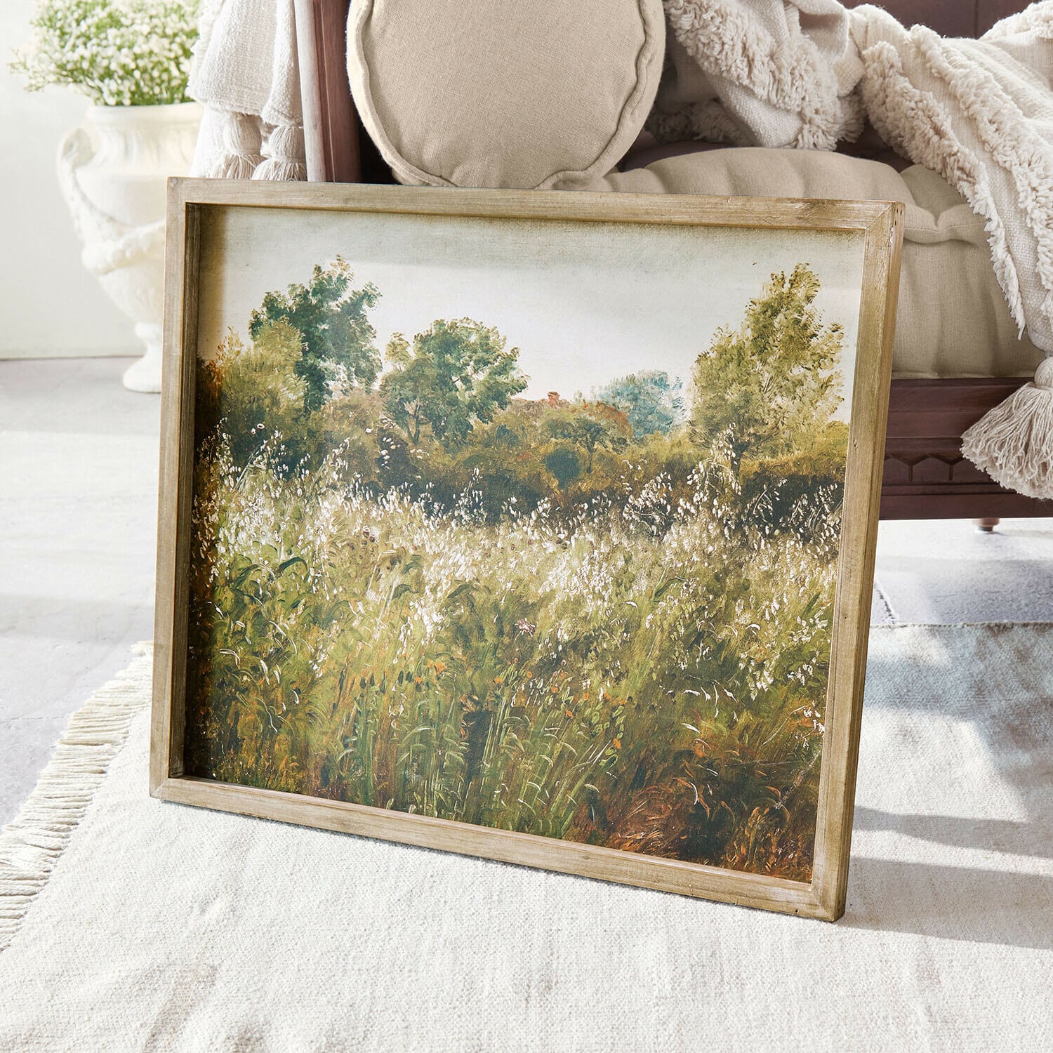 Quadro Vallerine Quadro paesaggio con alberi verdi e prato in cornice di legno su tappeto chiaro