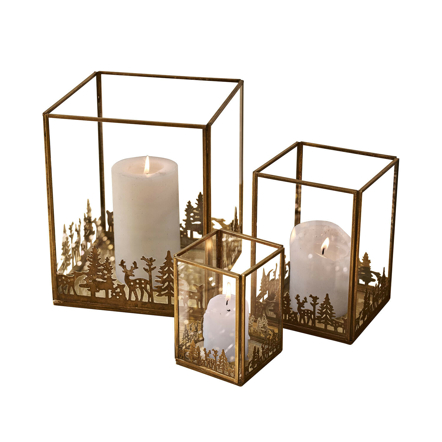 Set di 3 lanterne Solenda Set di tre lanterne in metallo color ottone con motivo boschivo e candele bianche