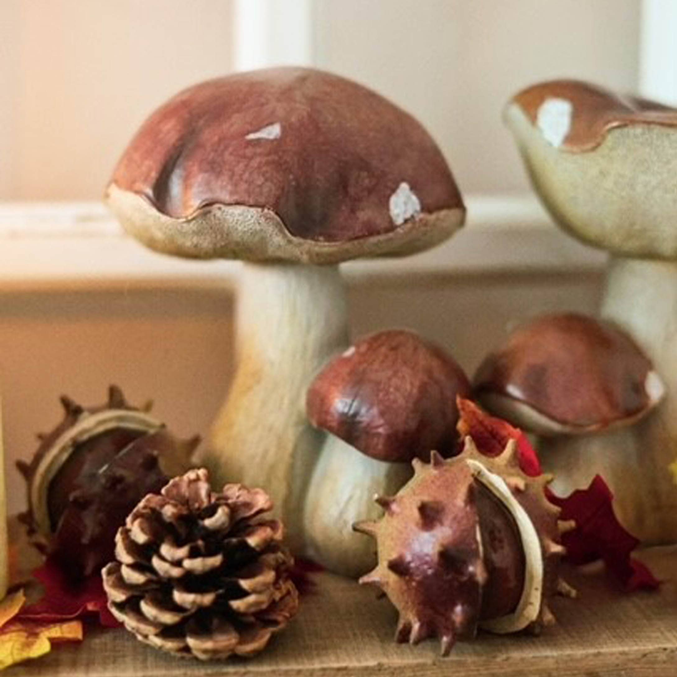 Funghi decorativi in ceramica marrone e beige con pigna e castagne per decorazioni autunnali