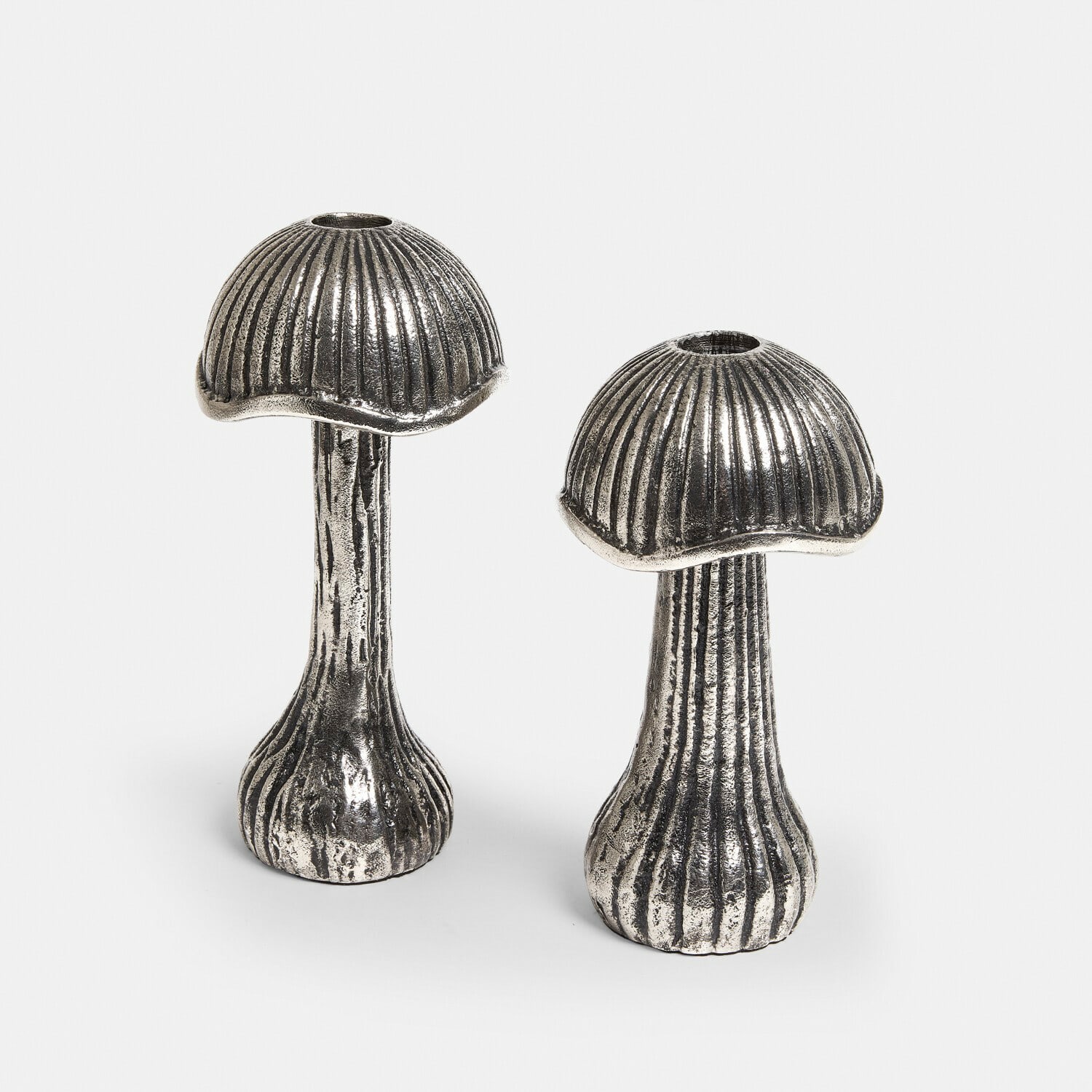 Coppia di candelieri Mavinas Funghi decorativi in metallo color argento con superficie strutturata per interni