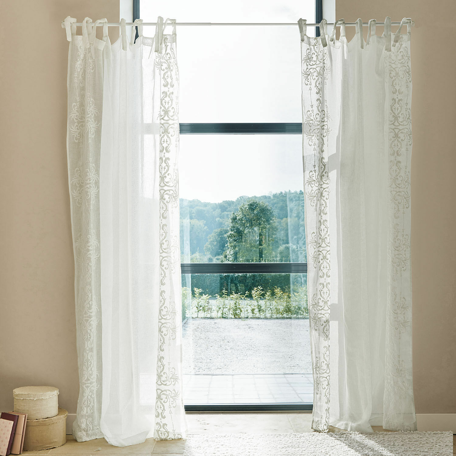 Tenda Damienie Tende bianche trasparenti con delicati ricami, tessuti leggeri per decorazioni eleganti alle finestre
