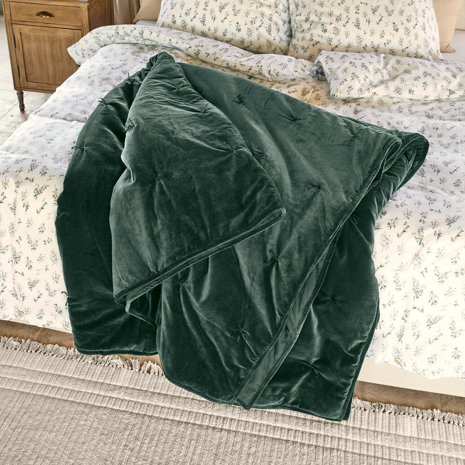 Trapunta Orélisse Coperta verde in velluto morbido su letto con biancheria da letto floreale, tessile decorativo e accogliente