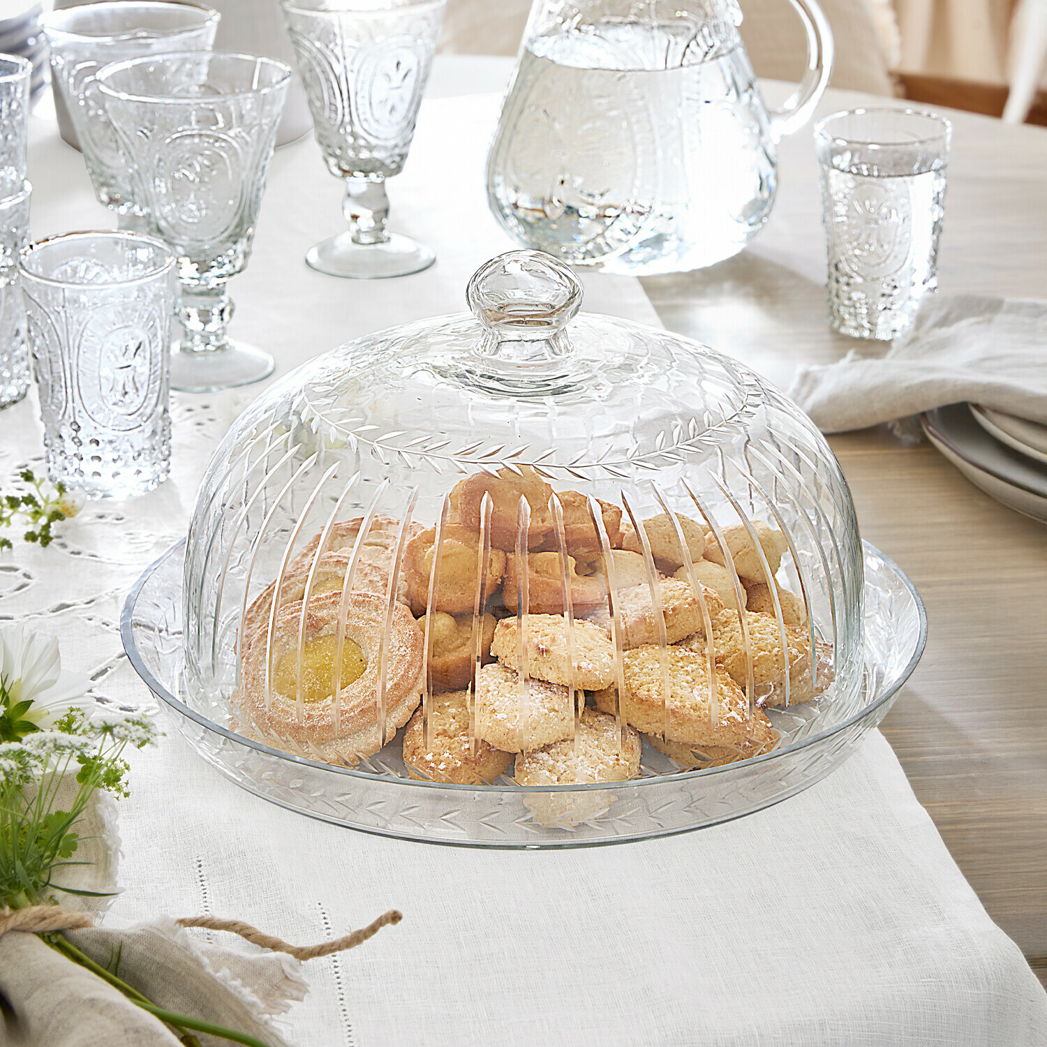 Campana di vetro con vassoio Layla Piatto in vetro con campana decorativa per biscotti, vetro trasparente con motivo inciso