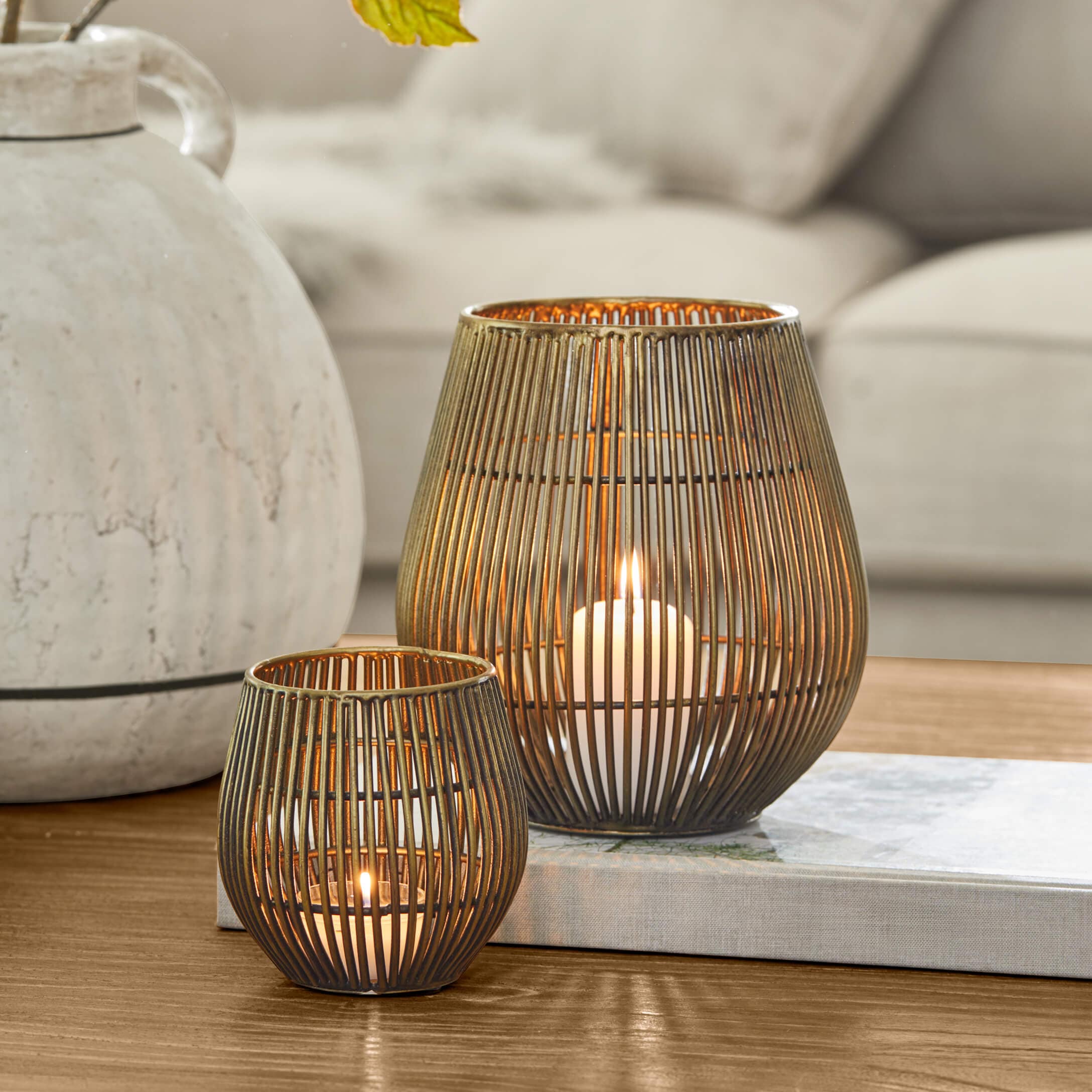 Set di due lanterne in metallo color ottone con candele, decorazione da tavolo in soggiorno