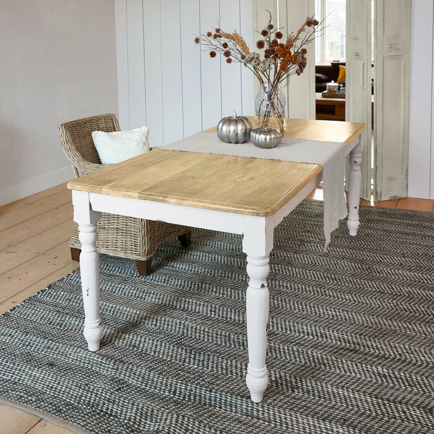 Tavolo Mont Lisan Tavolo in legno con gambe bianche e piano naturale, decorato con zucche argento e fiori secchi