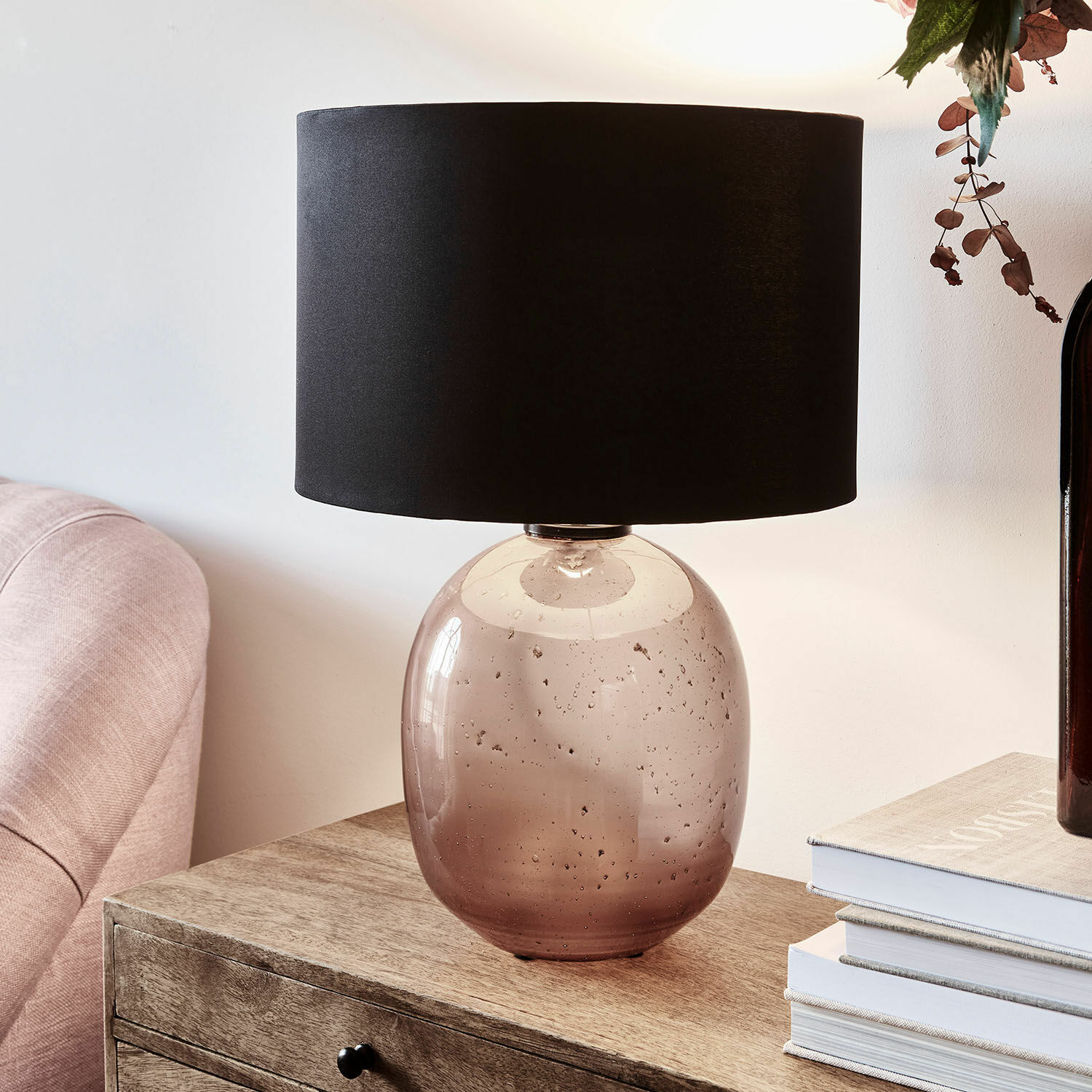 Lampada da tavolo Humpton Lampada da tavolo in vetro trasparente marrone con paralume nero su tavolo in legno