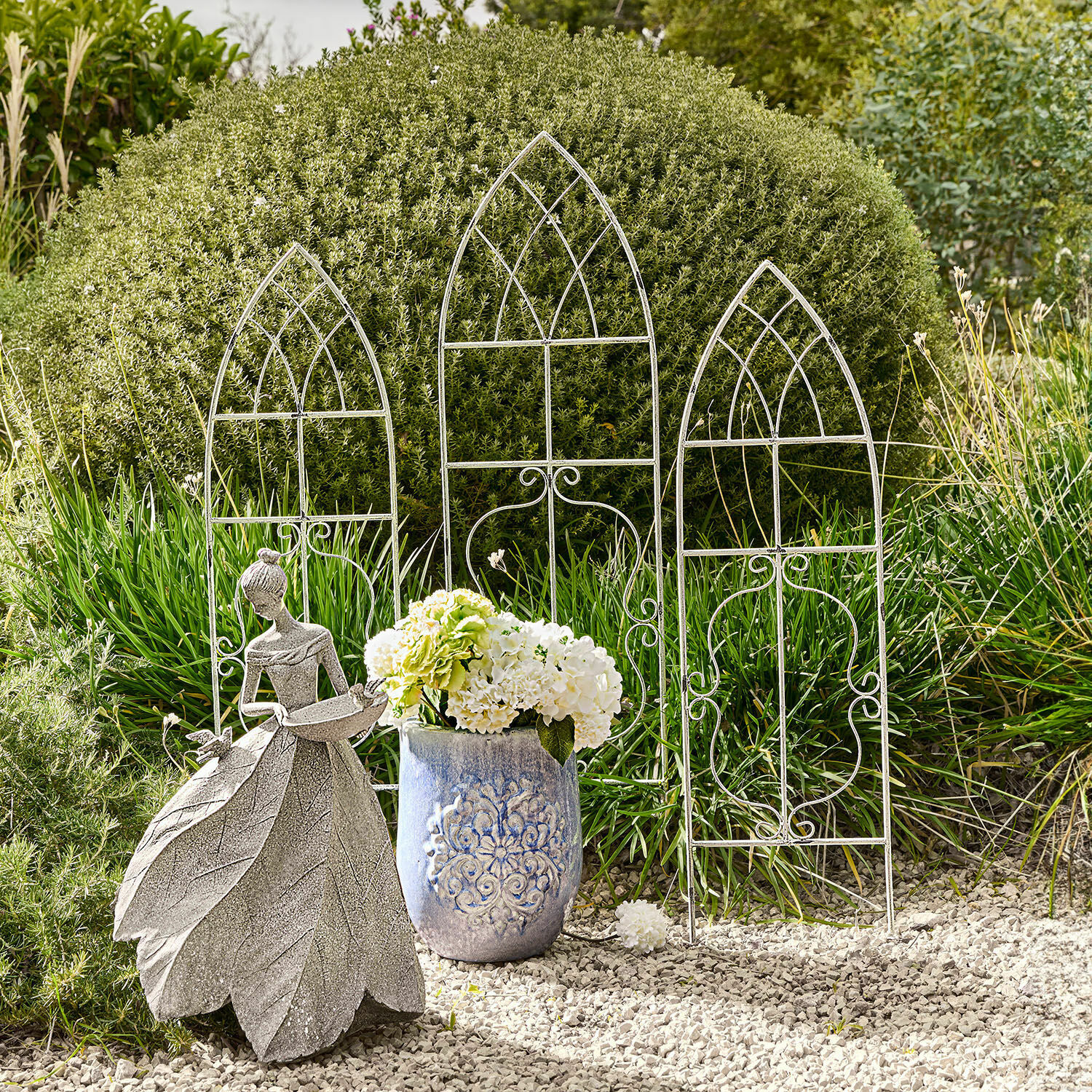 Set di 3 tralicci per rampicanti Halexin Figura decorativa in metallo di donna e vaso in ceramica blu con fiori bianchi in giardino