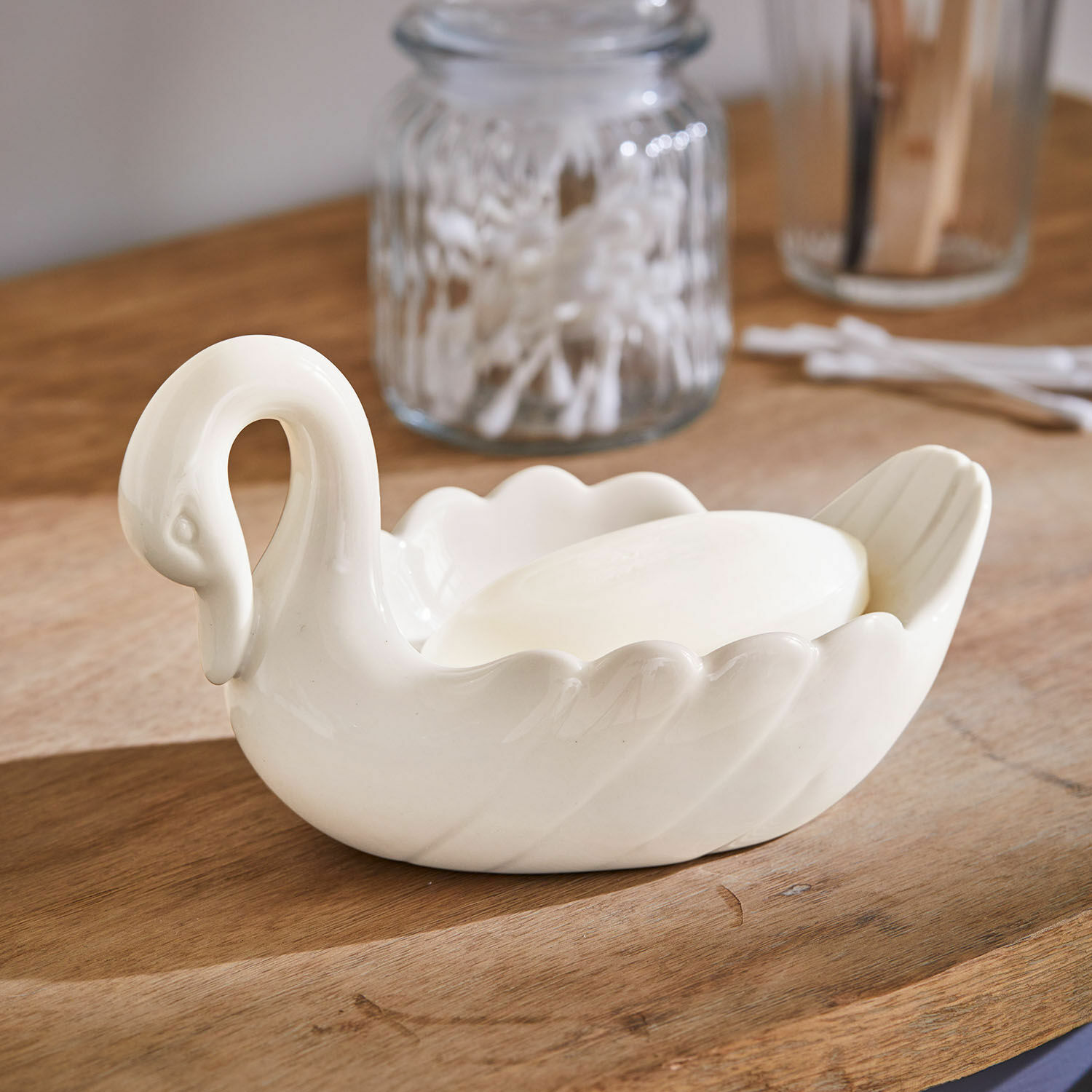 Portasapone Casavela Portasapone in ceramica bianca a forma di cigno con sapone su tavola di legno, accessori bagno