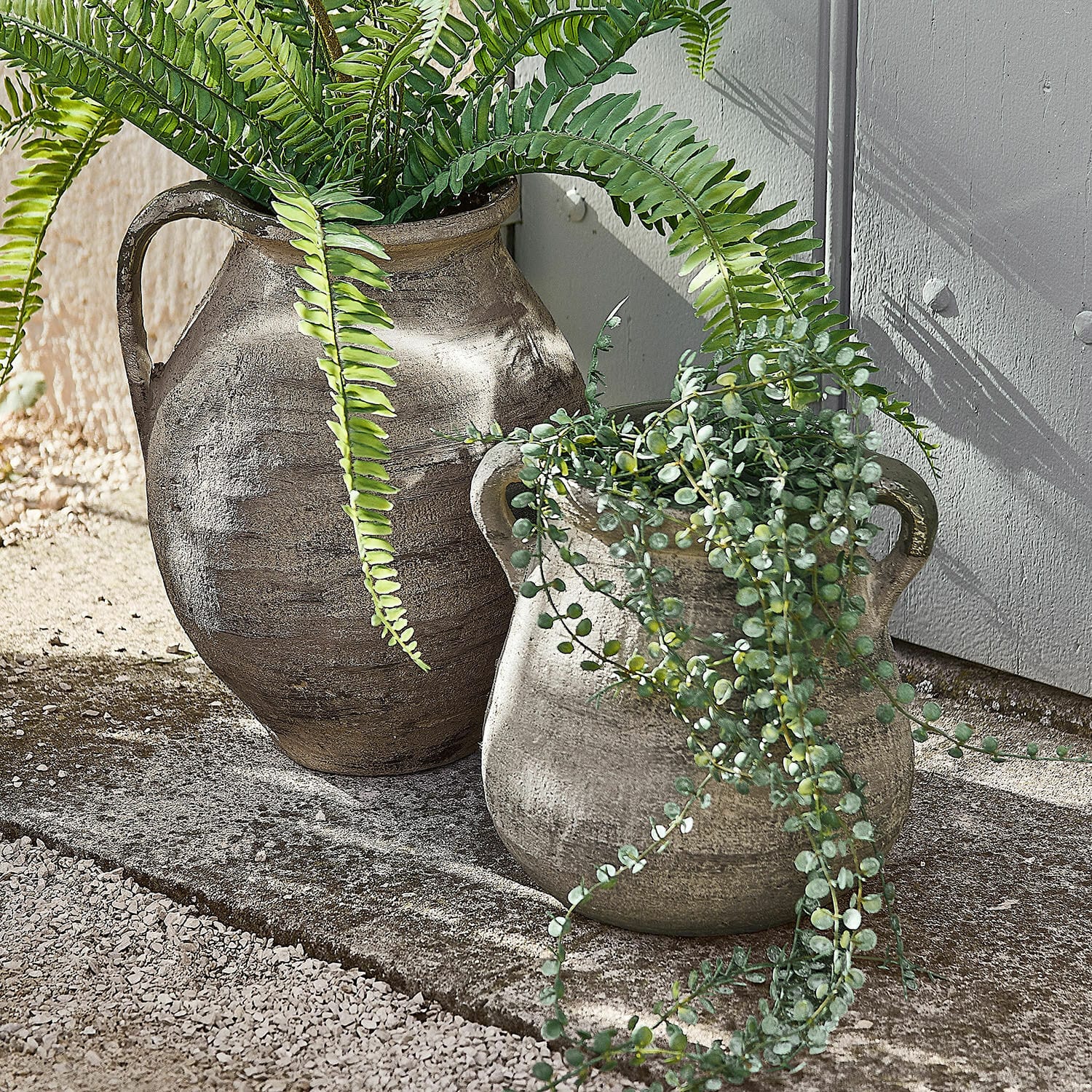 Coppia di vasi Malivon Due vasi in ceramica grigia con piante verdi, decorazione rustica da giardino esterno