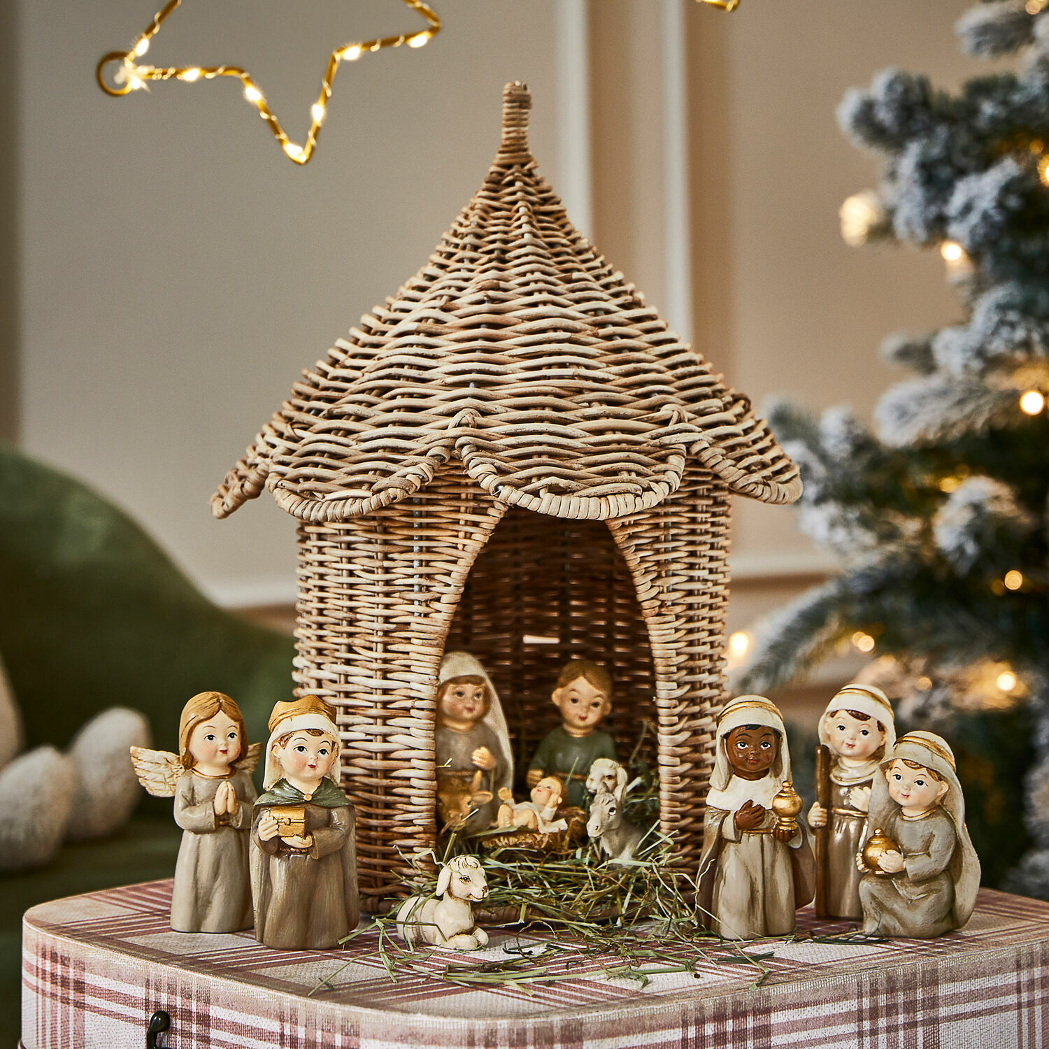 Presepe natalizio con figure in resina e stalla in vimini per decorazione festiva