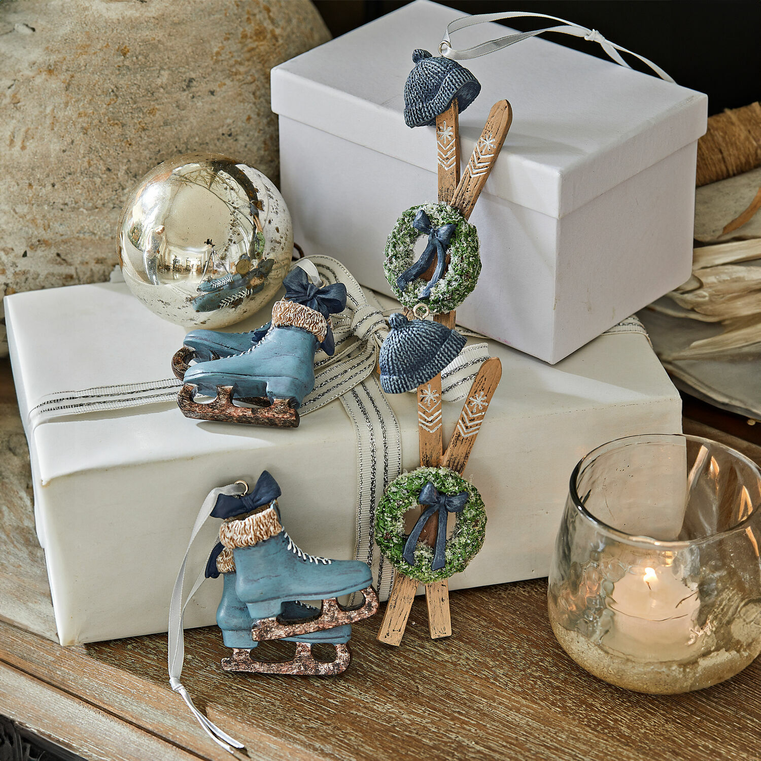 Set di 4 decorazioni da appendere Papeta Set di decorazioni natalizie con pattini azzurri e sci in legno con ghirlande verdi su tavolo in legno