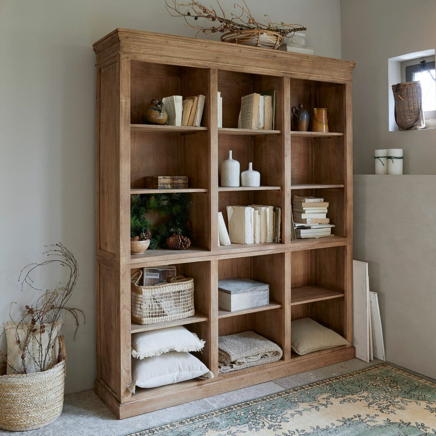 Scaffale Alamoni Grande libreria in legno naturale con scomparti, ideale per libri e decorazioni in un ambiente accogliente