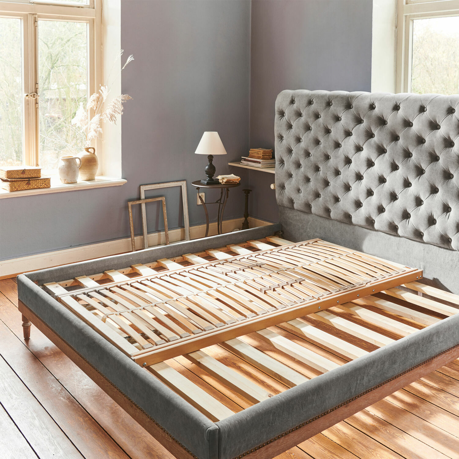 Rete a doghe Yount Letto imbottito grigio con testiera capitonné e rete in legno in stanza luminosa