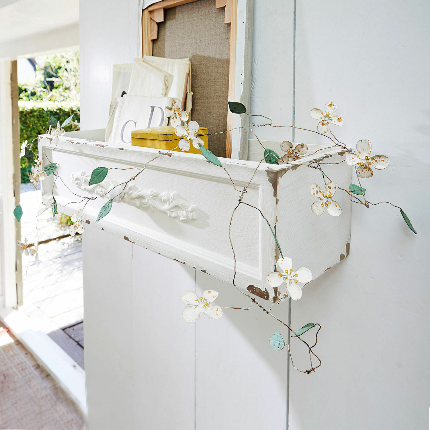 Festone Sambucus Fioriera da parete in legno bianco con fiori e foglie in metallo decorativi in stile vintage