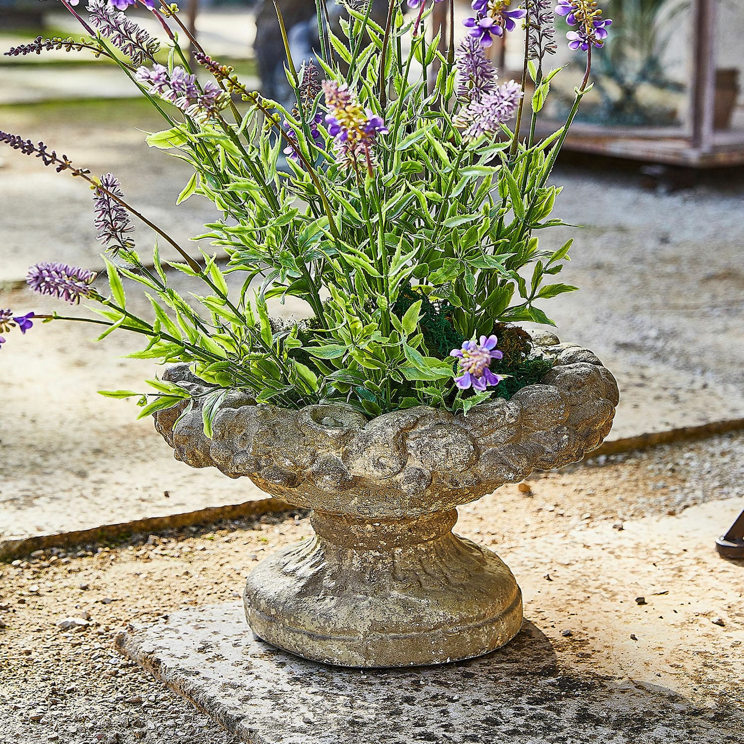 Anfora Bellivon Fioriera rustica in pietra con fiori verdi e viola, decorazione da giardino esterno