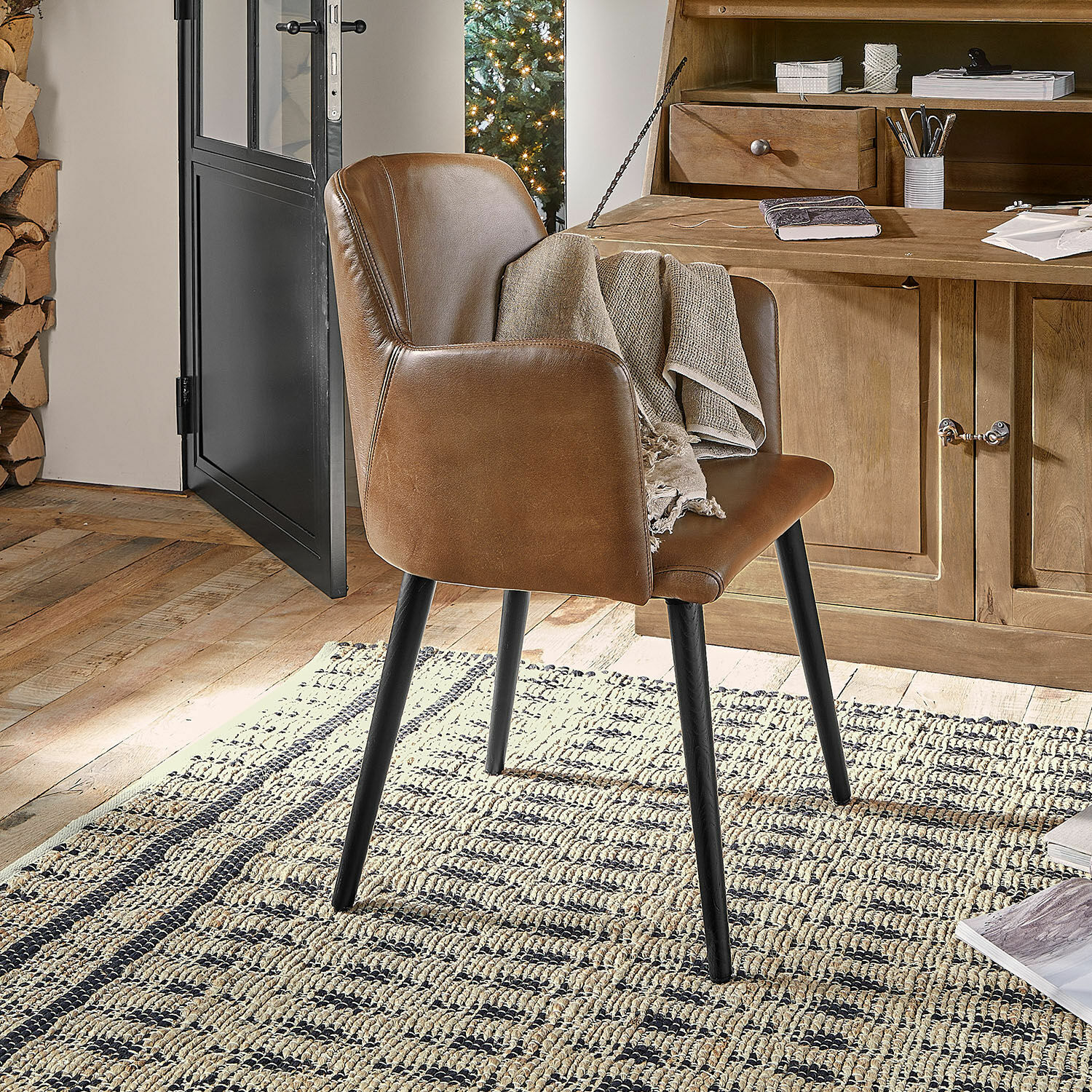 Sedia Zephiron Sedia marrone in ecopelle con gambe nere su tappeto in ambiente accogliente con mobili in legno