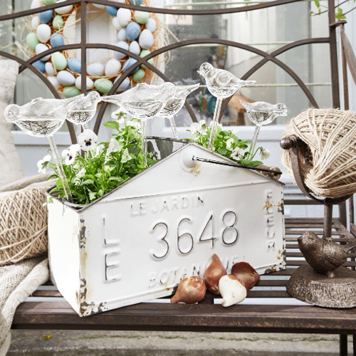 Fioriera in metallo bianco con numero 3648 e decorazioni trasparenti a forma di uccelli, decorazione da giardino