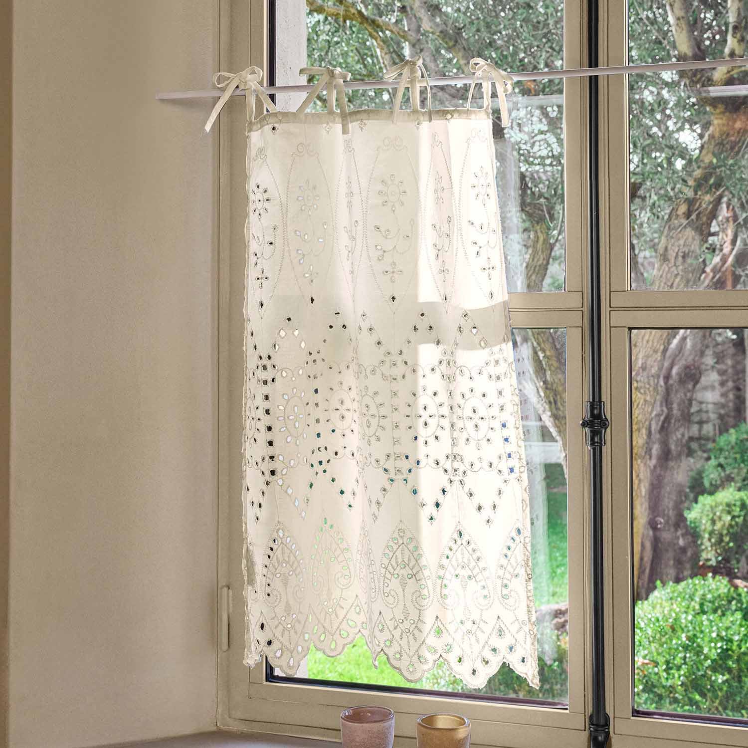 Tenda bianca ricamata con motivo traforato, decorazione elegante per finestra di soggiorno o cucina