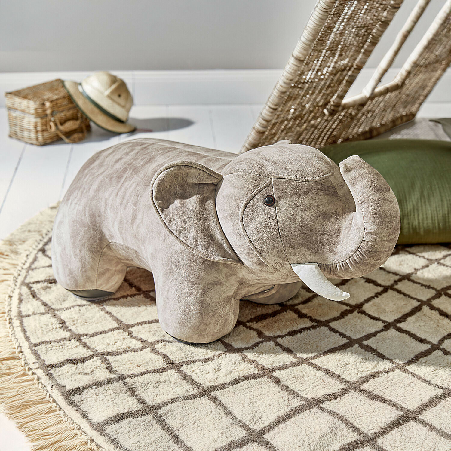 Sgabello per bambini Bellyboo Sgabello in peluche grigio a forma di elefante su tappeto decorato in stanza per bambini