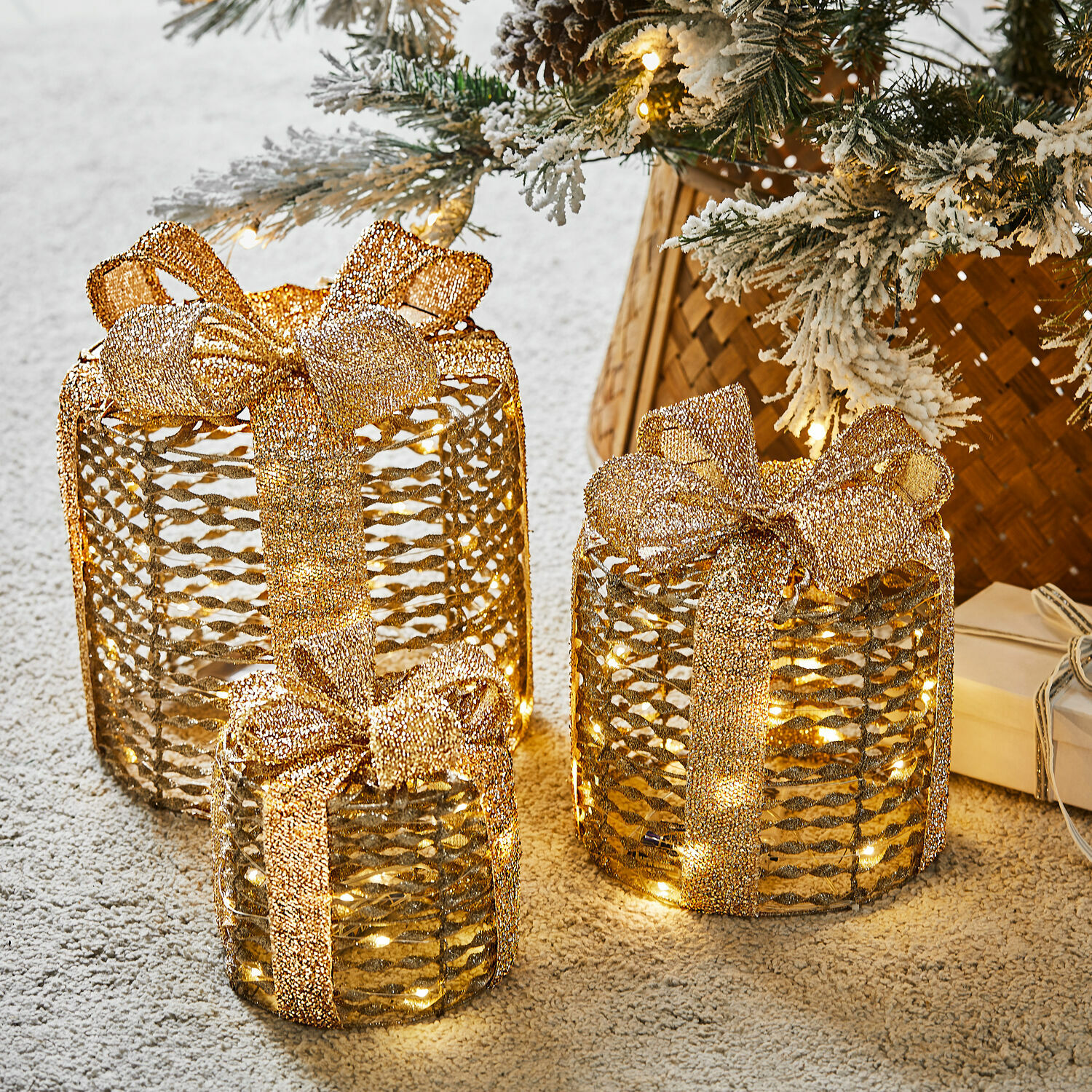 Set di 3 pacchi regalo a LED Lorivane Set di tre decorazioni regalo dorate in rete con luci LED per addobbi natalizi