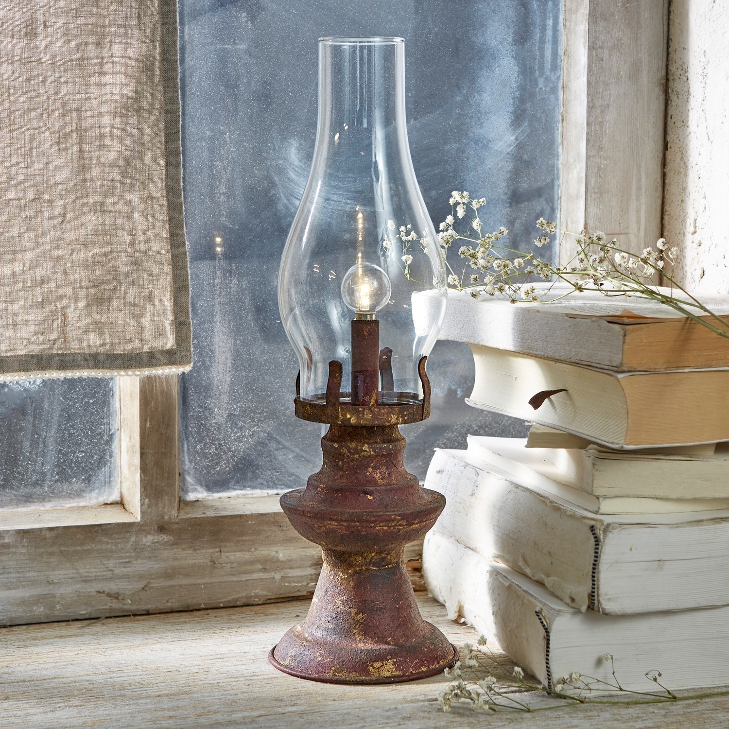 Lanterna a LED Quinn Lampada da tavolo rustica in metallo rosso ruggine con paralume in vetro trasparente, decorazione vintage