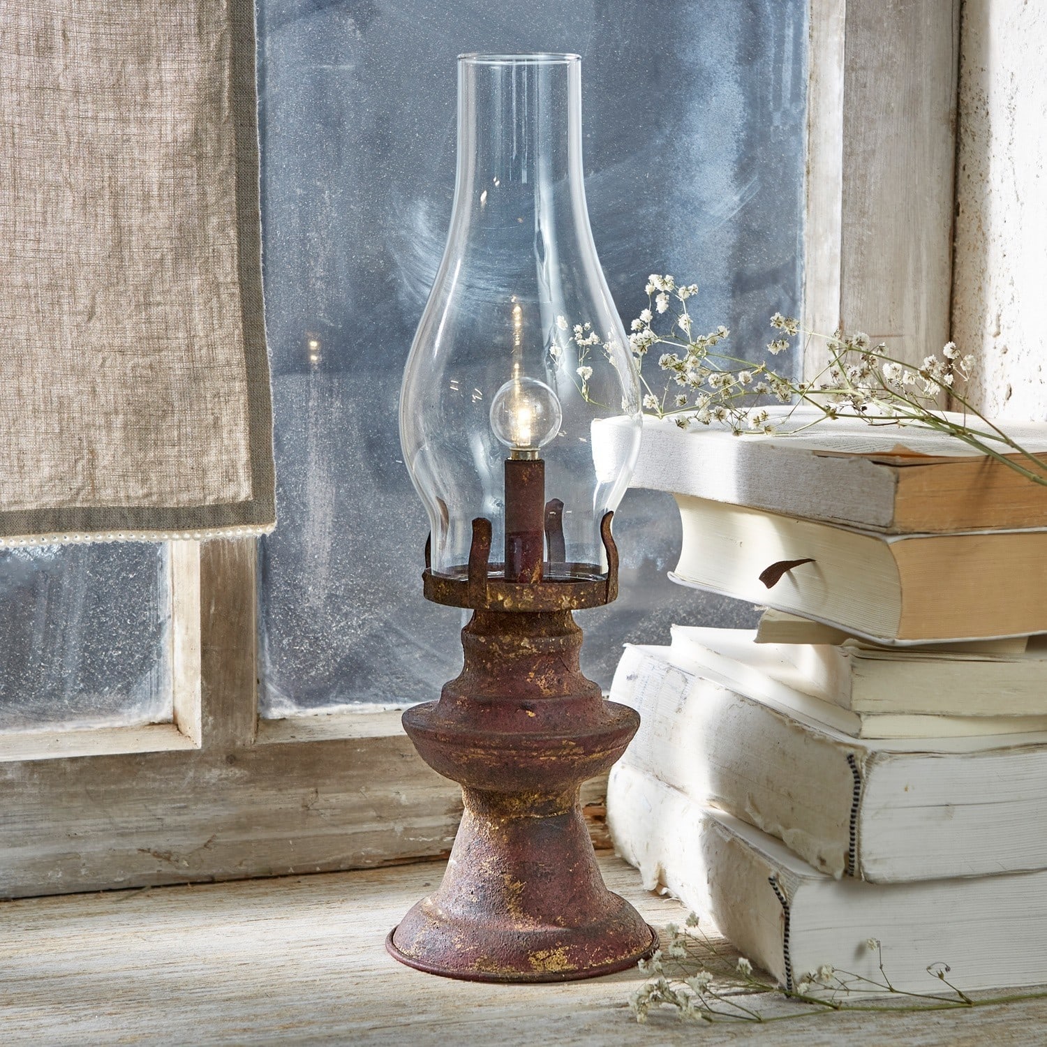Lanterna a LED Quinn Lampada da tavolo rustica in metallo rosso ruggine con paralume in vetro trasparente, decorazione vintage