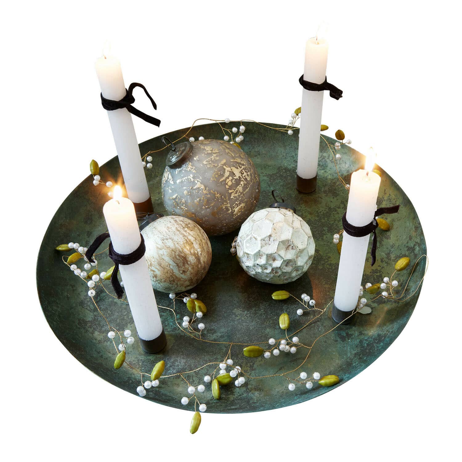 Vassoio per candele Valenzas Vassoio in metallo verde con candele bianche e sfere decorative per decorazione natalizia