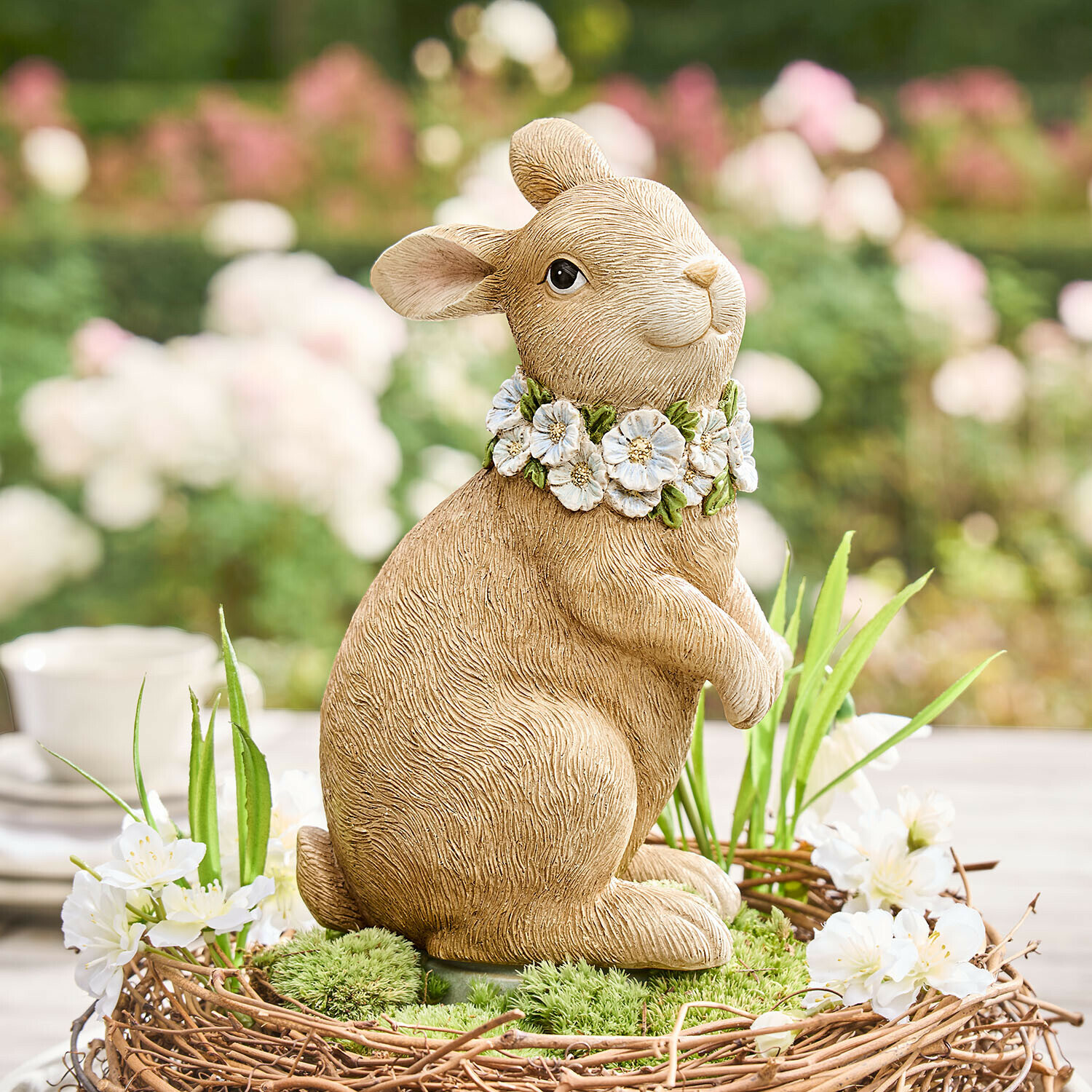 Coniglio decorativo Ashfordale Figura di coniglio beige in resina con corona di fiori, decorazione primaverile per giardino o interno