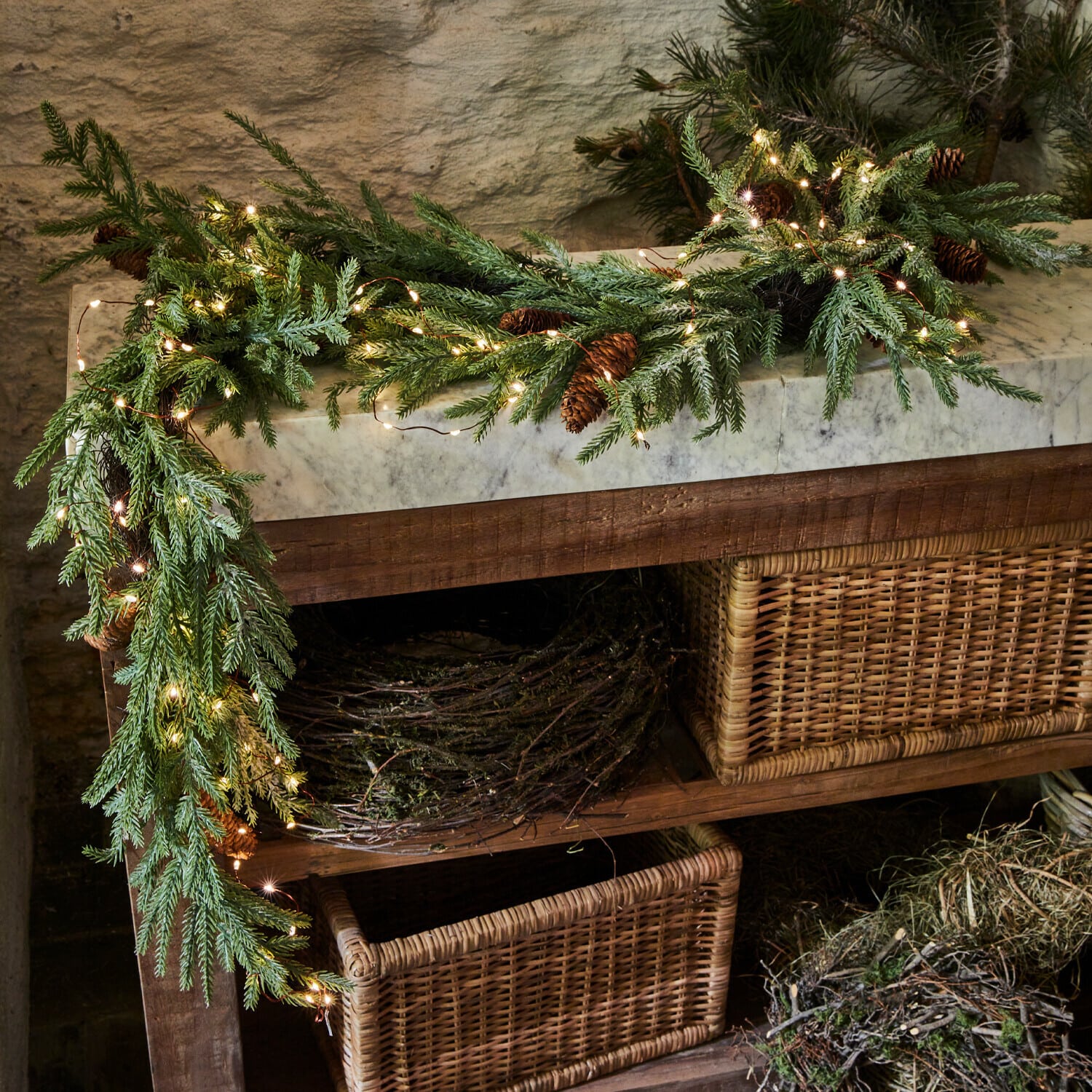 Festone a LED Sahani Ghirlanda decorativa di rami verdi e pigne con luci LED su tavolo in legno rustico