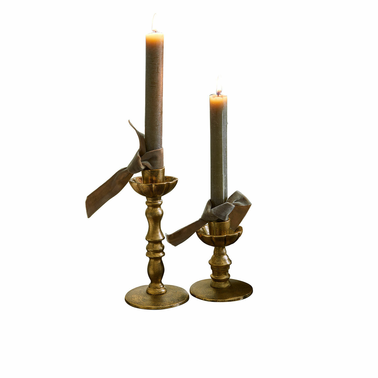 Coppia di portacandele Zalethar Set di due candelabri in metallo dorato con candele grigie e nastri decorativi