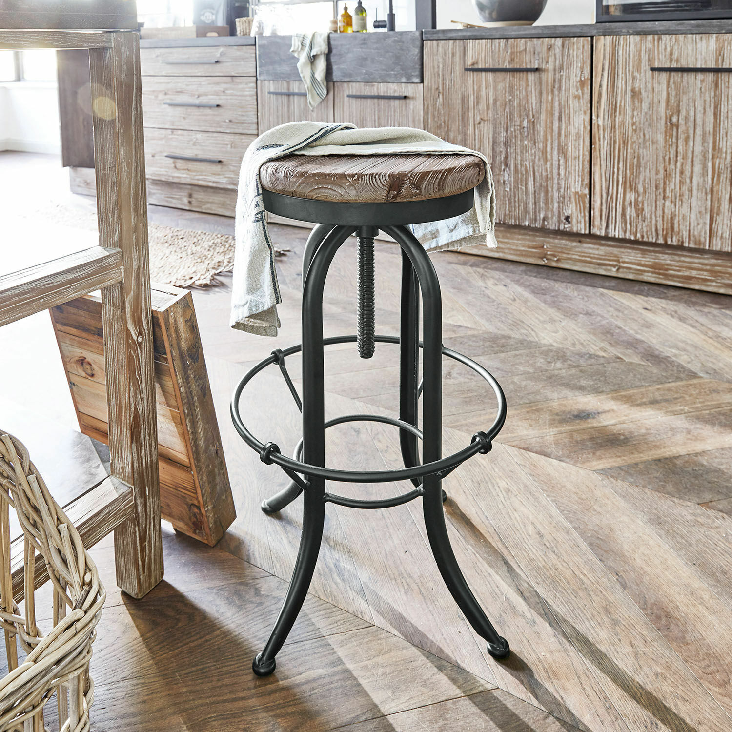 Sgabello Cambria Sgabello da bar con seduta in legno regolabile e struttura in acciaio nero stile industriale