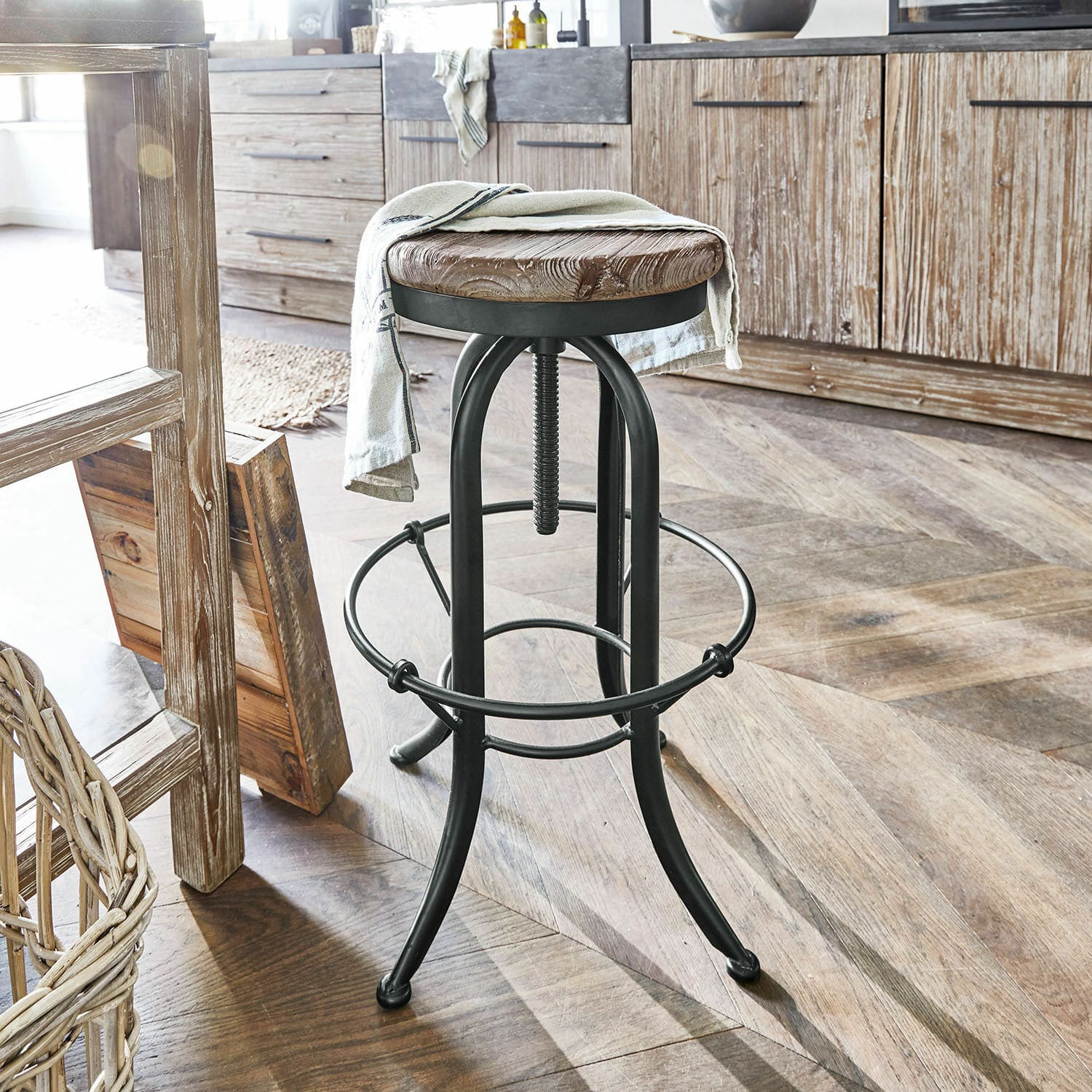 Sgabello Cambria Sgabello da bar con seduta in legno regolabile e struttura in acciaio nero stile industriale