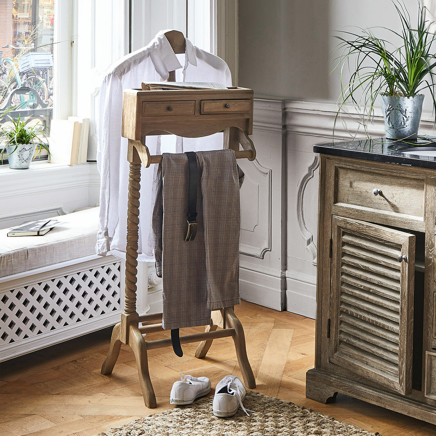 Servo muto Doncaster Appendiabiti in legno con cassetti e porta pantaloni in stanza luminosa con pavimento in legno