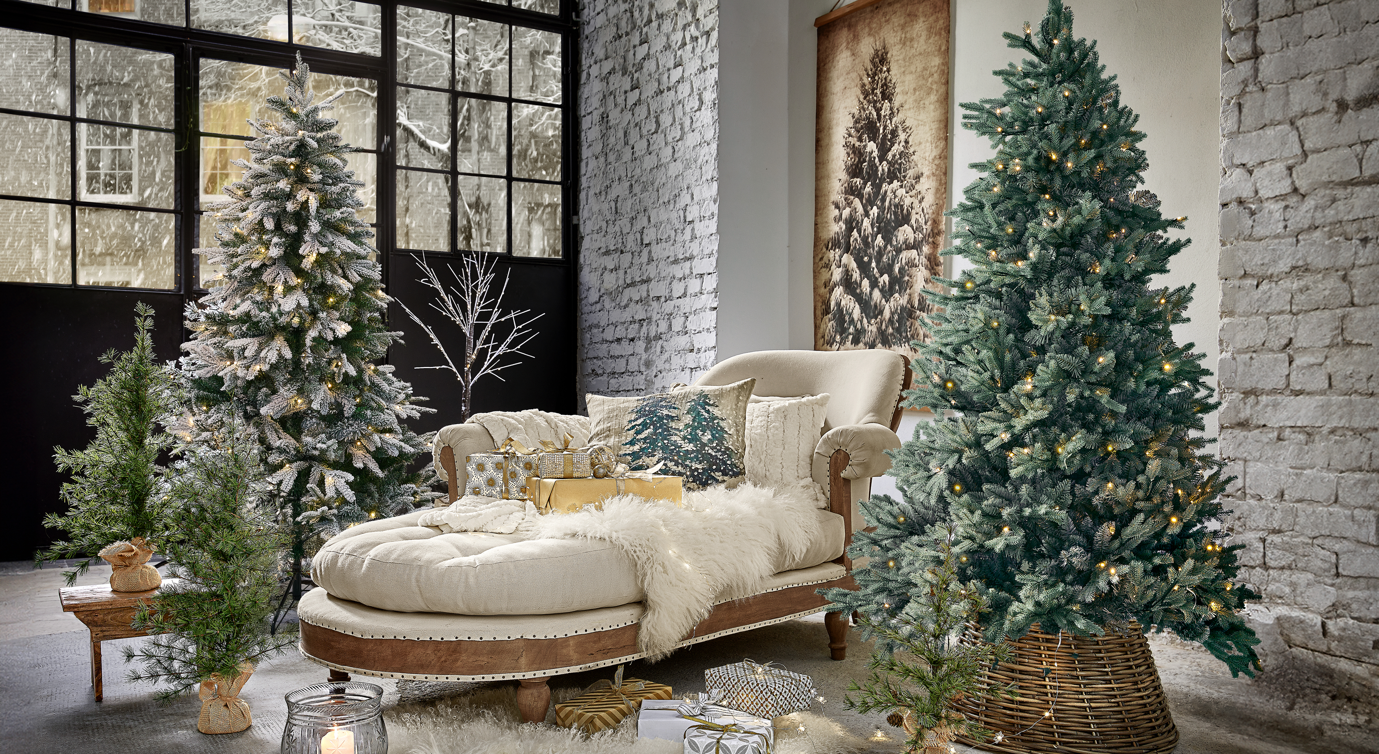 Soggiorno accogliente con chaise longue beige e alberi di Natale artificiali illuminati in cesti di vimini