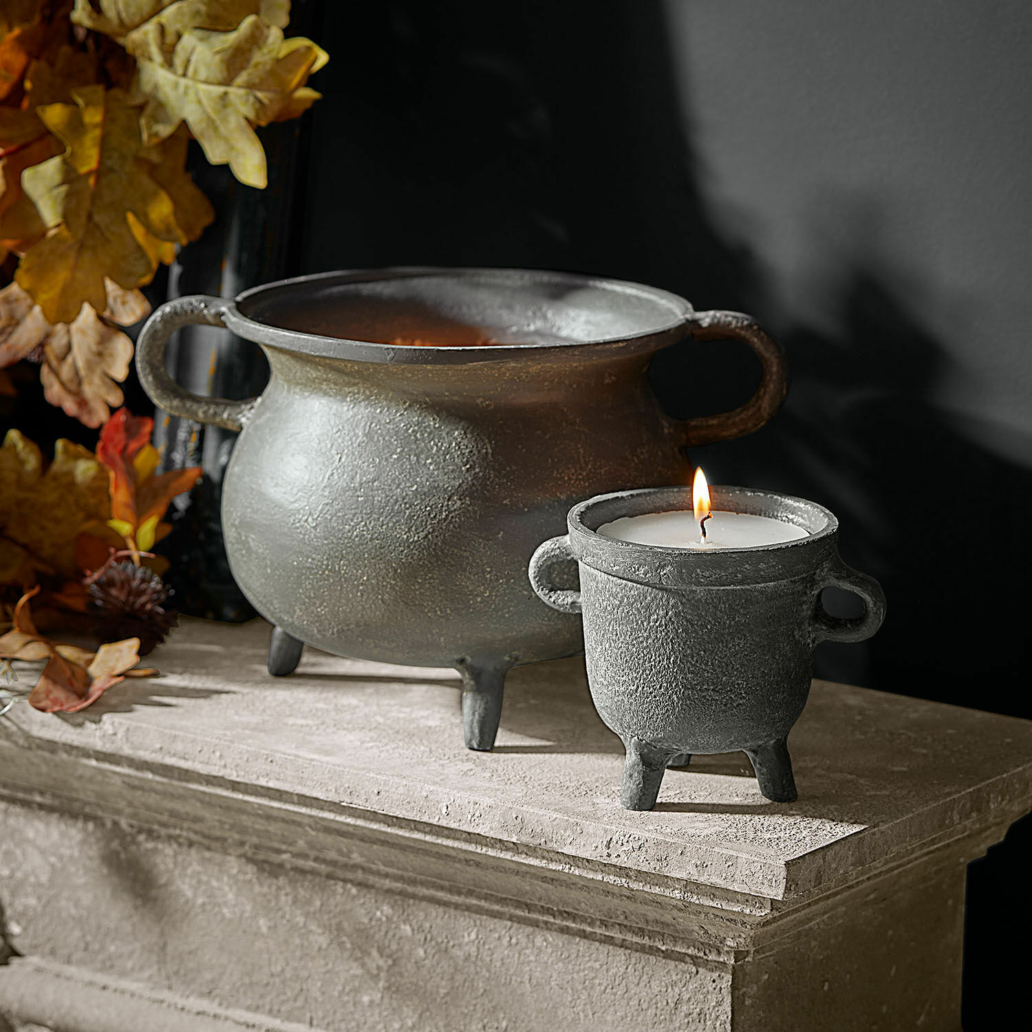 Coppia di lanterne con candela Lavignoux Portacandele e ciotola decorativi in metallo grigio su mensola in pietra con foglie autunnali